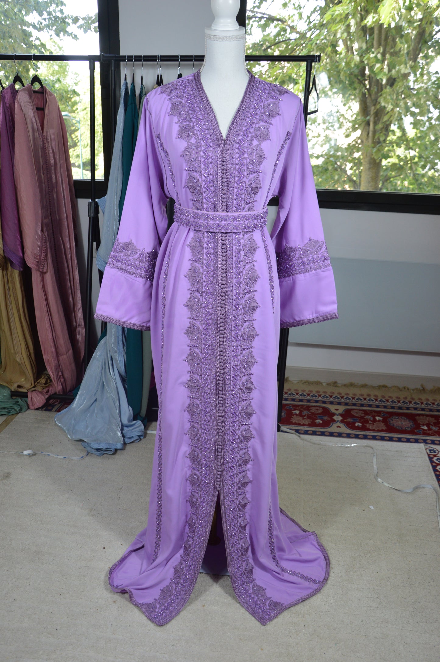 Caftan Violet Perlé – Broderie & Perles Artisanales
