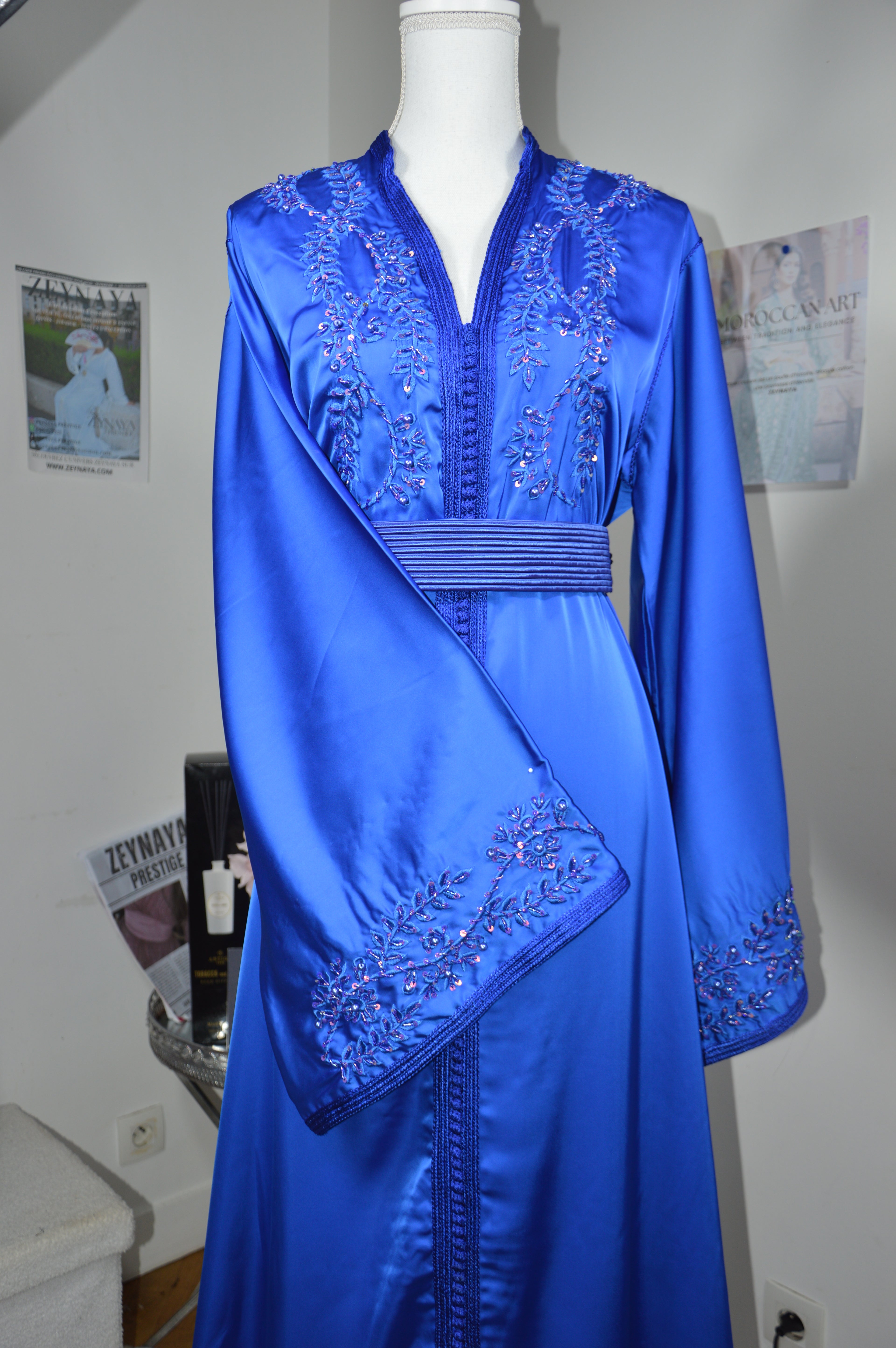 Robe caftan bleu roi manches évasées marocain - vue complète