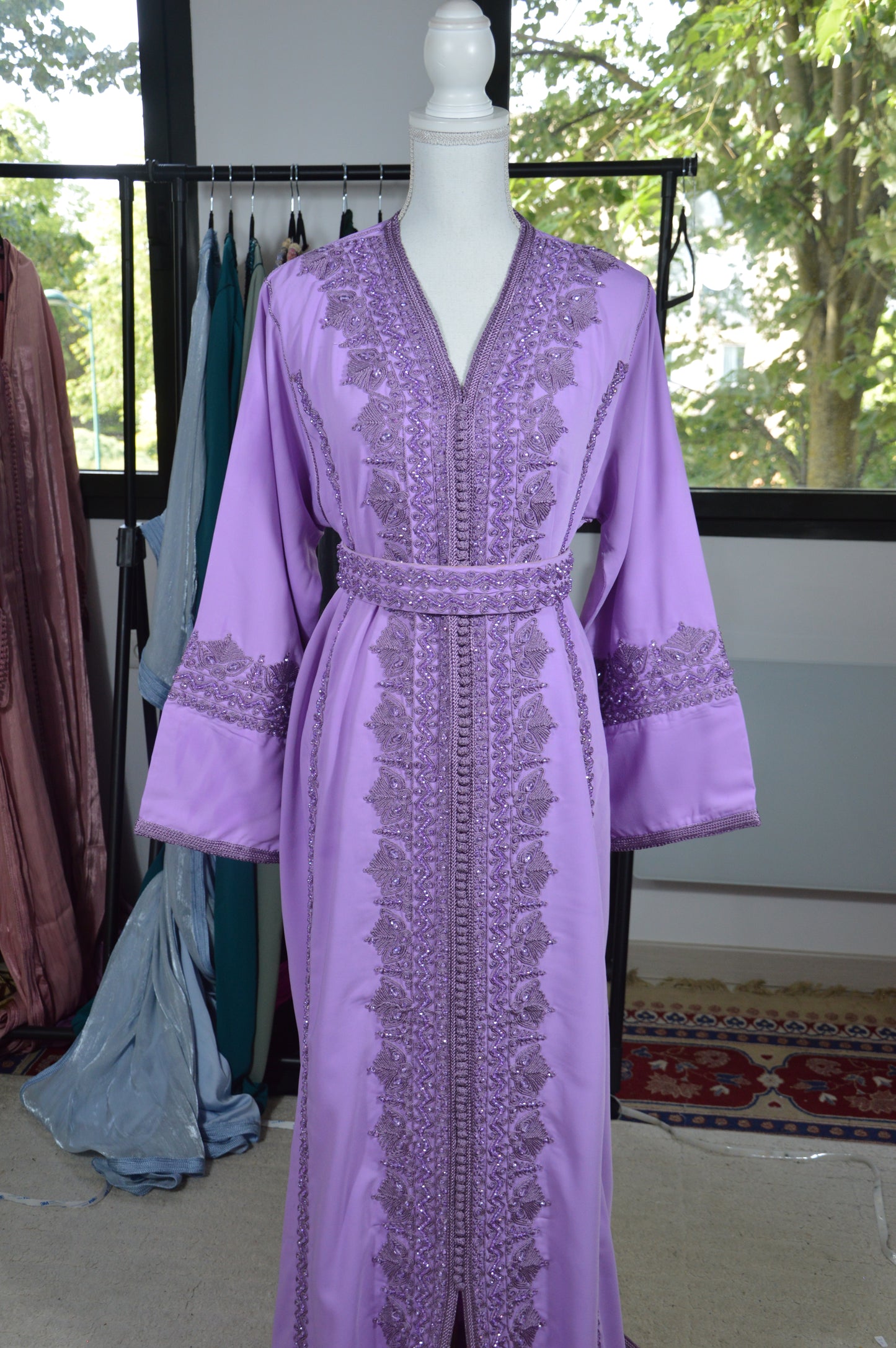 Caftan Violet Perlé – Broderie & Perles Artisanales