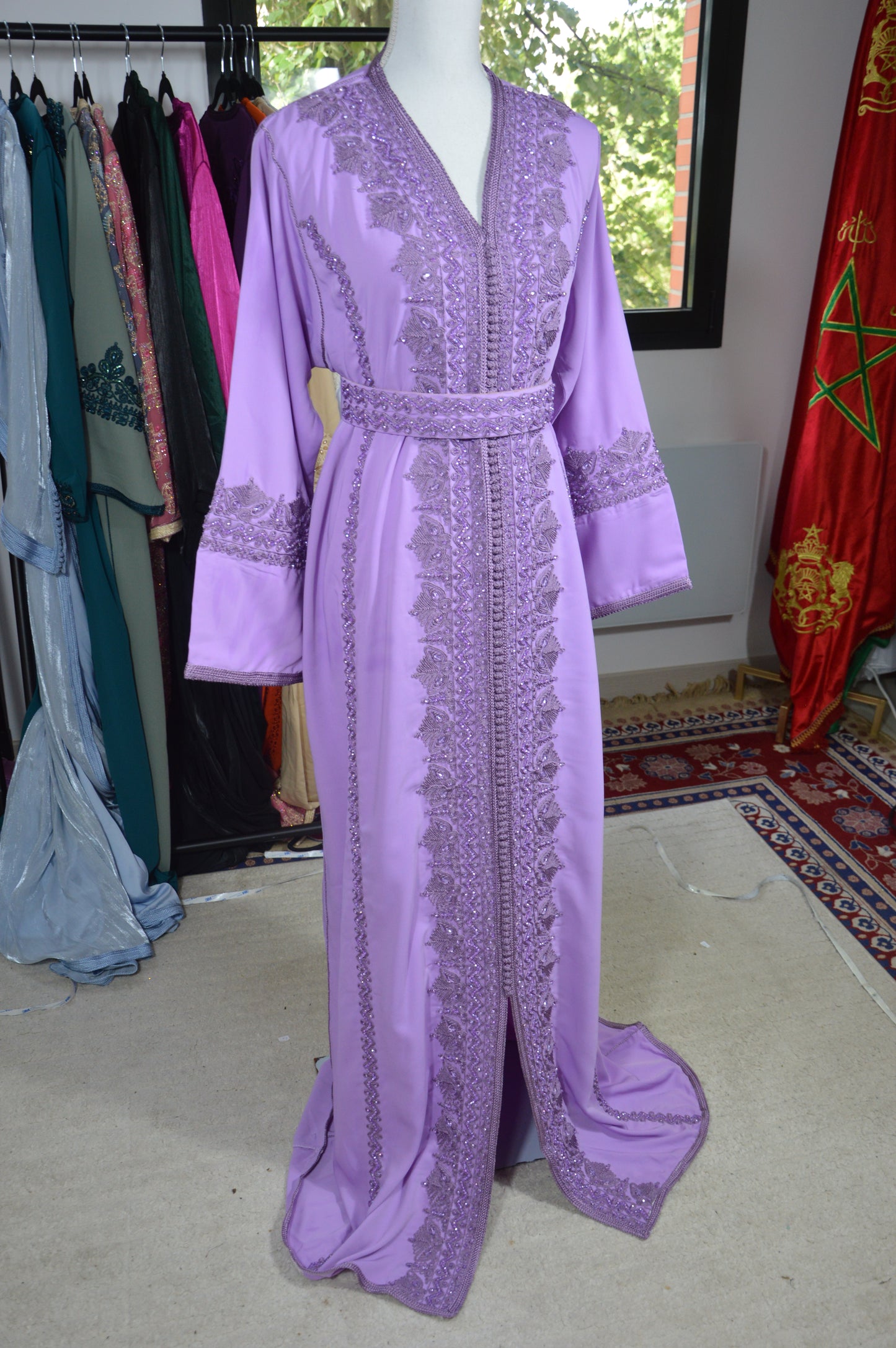 Caftan Violet Perlé – Broderie & Perles Artisanales