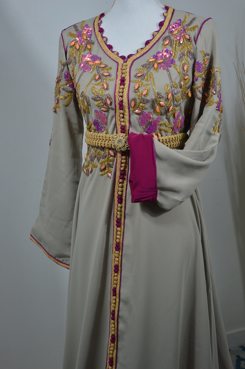 Caftan beige doré brodé main – Élégance orientale chic