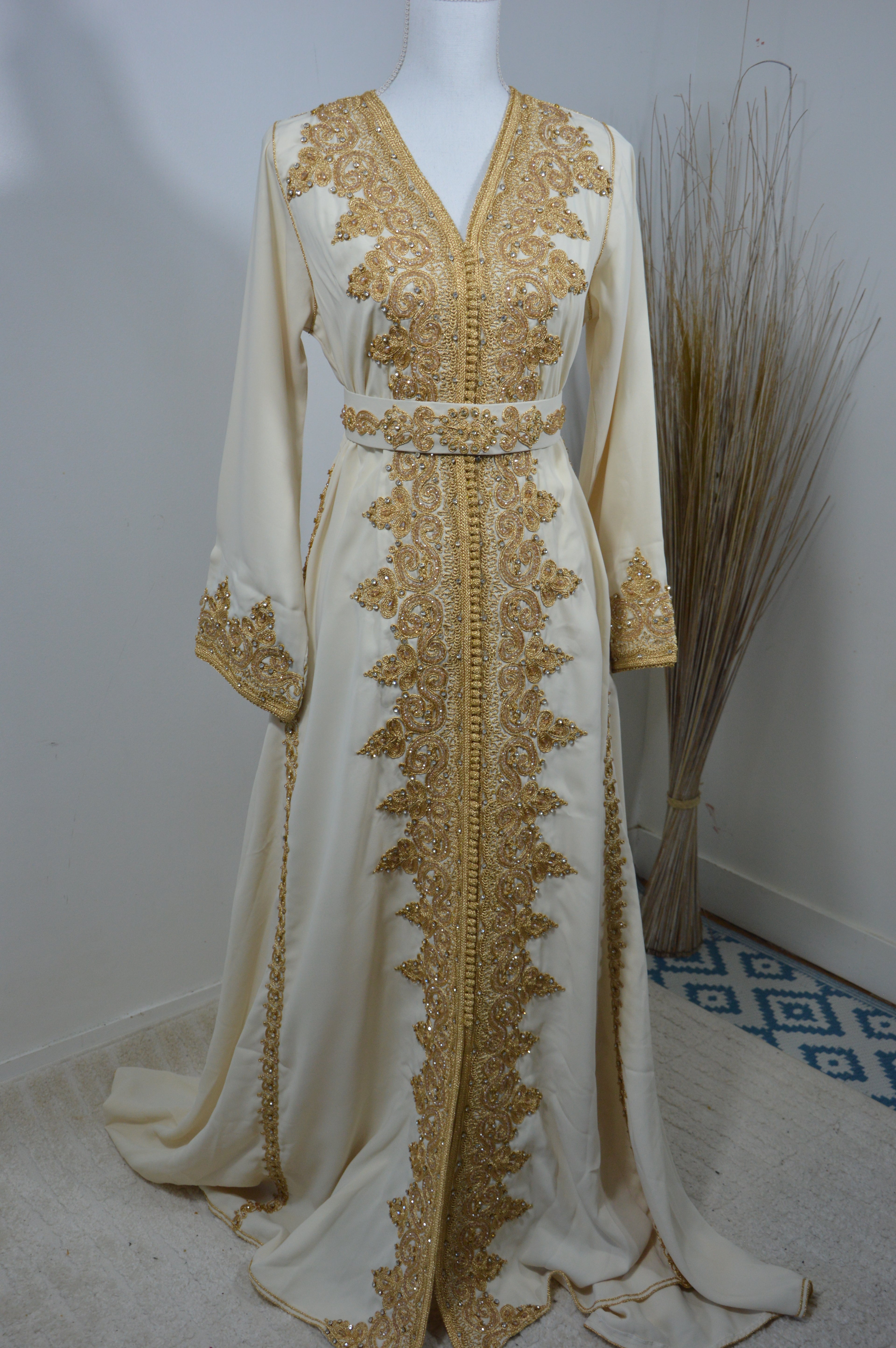 Caftan ivoire doré – Broderies luxueuses et perles