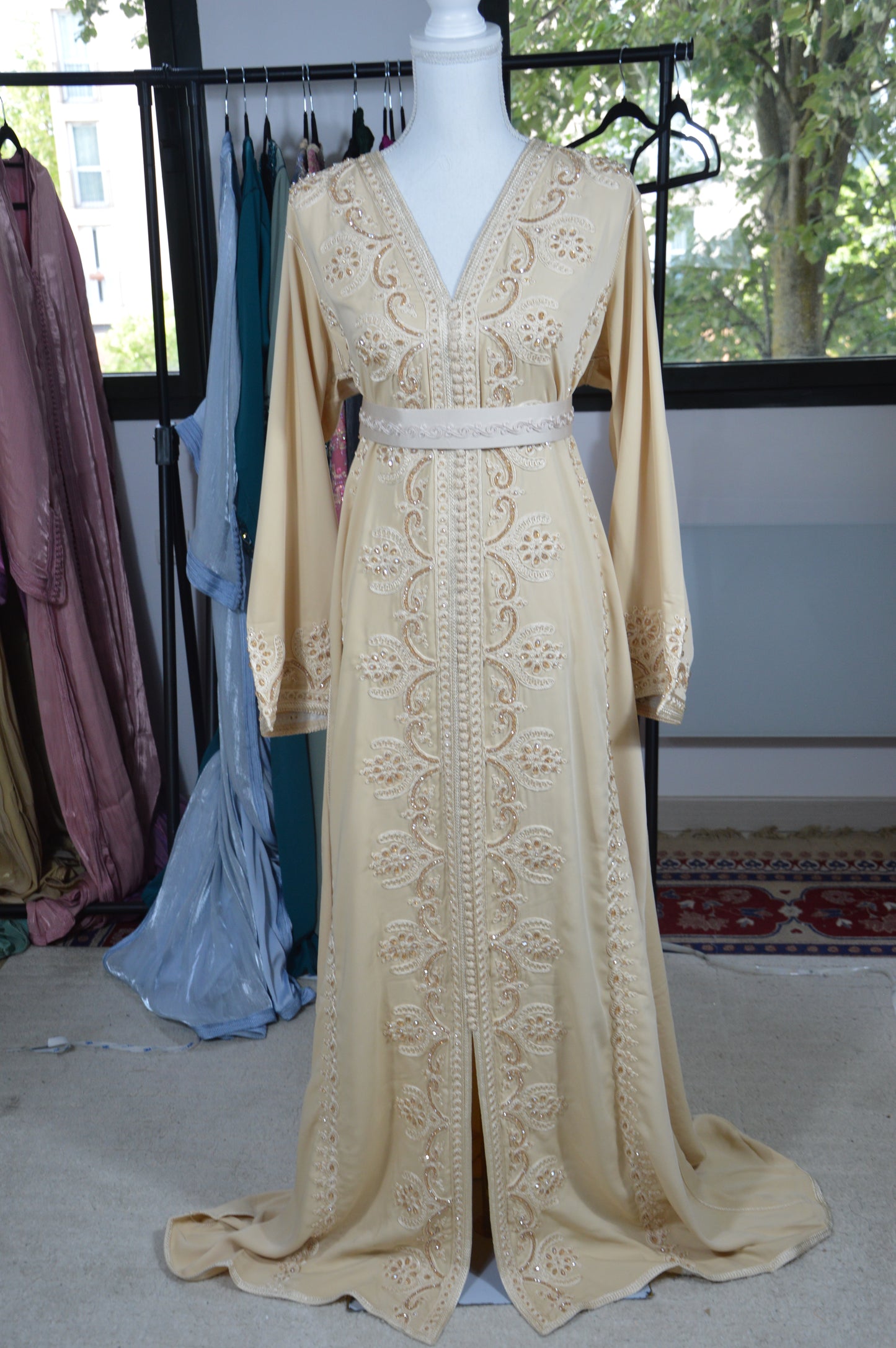 Caftan Perlé Crème – Broderie & Perles Artisanales