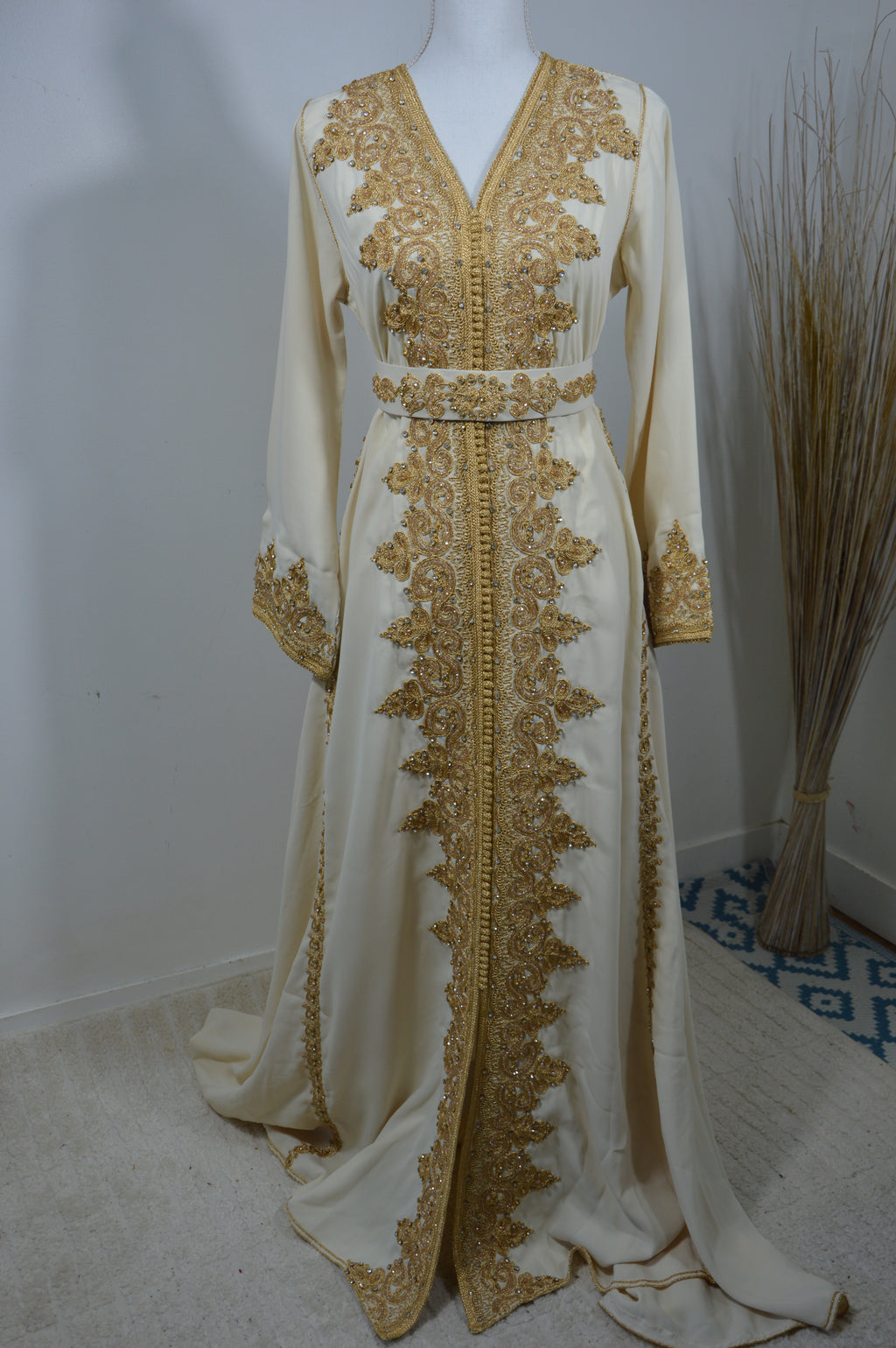 Caftan ivoire doré – Broderies luxueuses et perles