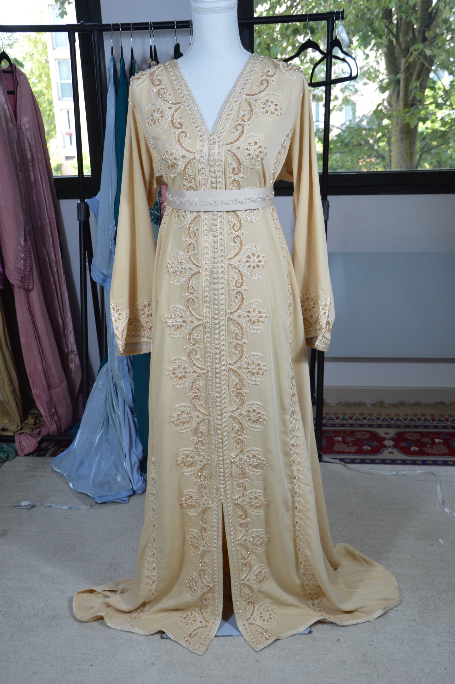 Caftan Perlé Crème – Broderie & Perles Artisanales