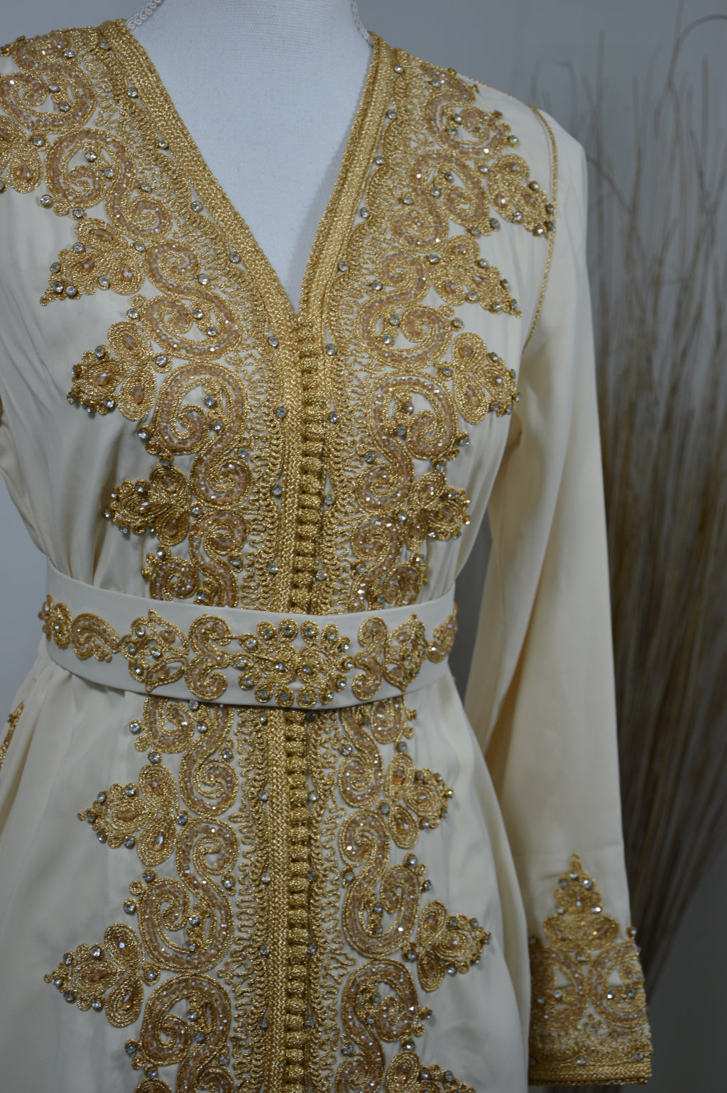 Caftan ivoire doré – Broderies luxueuses et perles