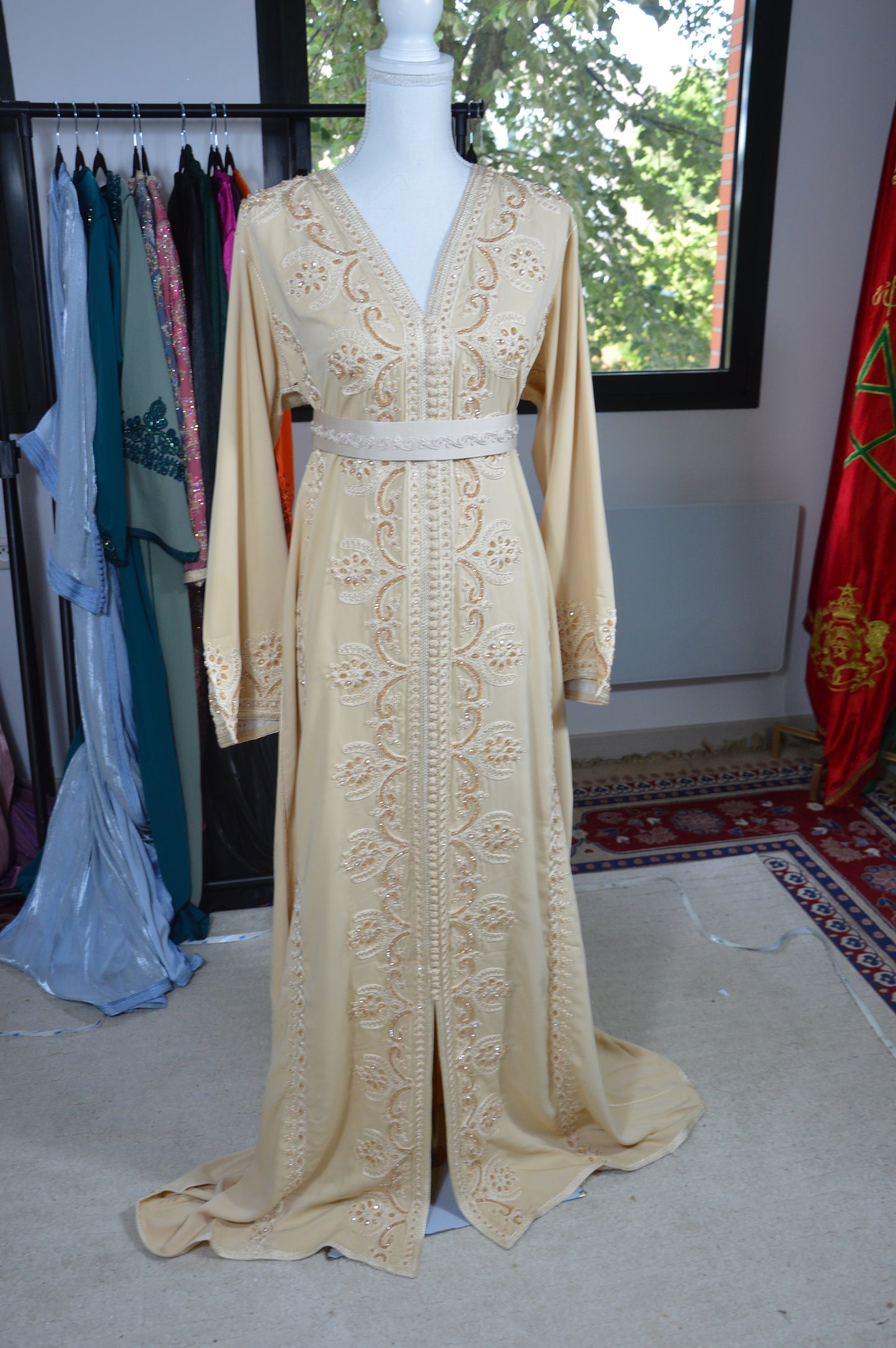 Caftan Perlé Crème – Broderie & Perles Artisanales