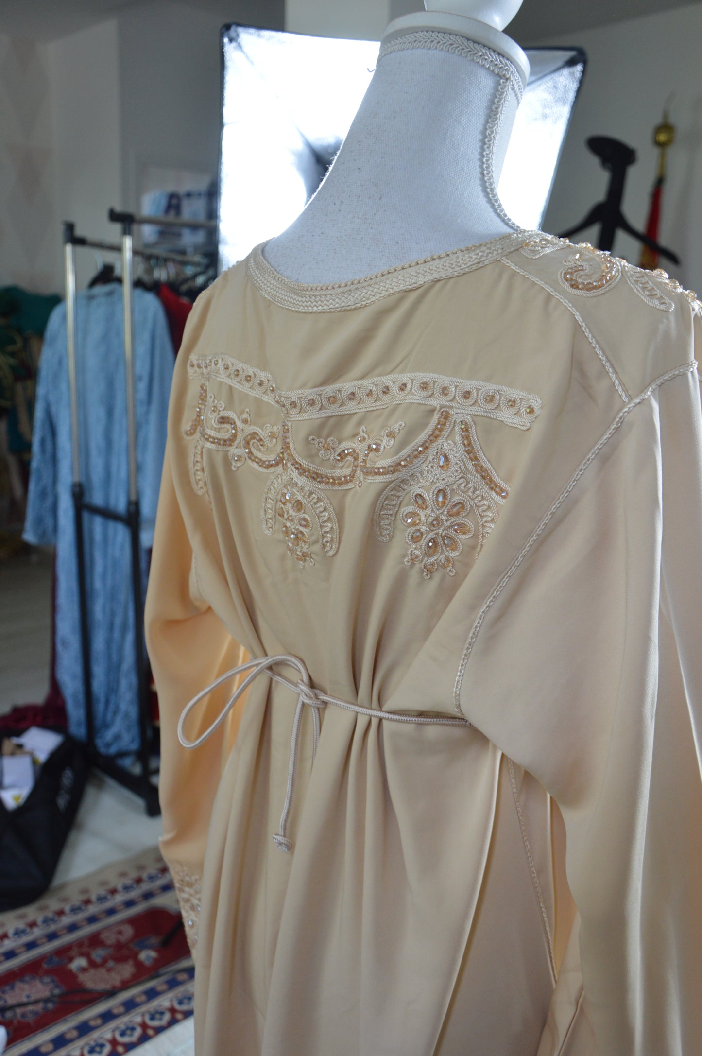 Caftan Perlé Crème – Broderie & Perles Artisanales