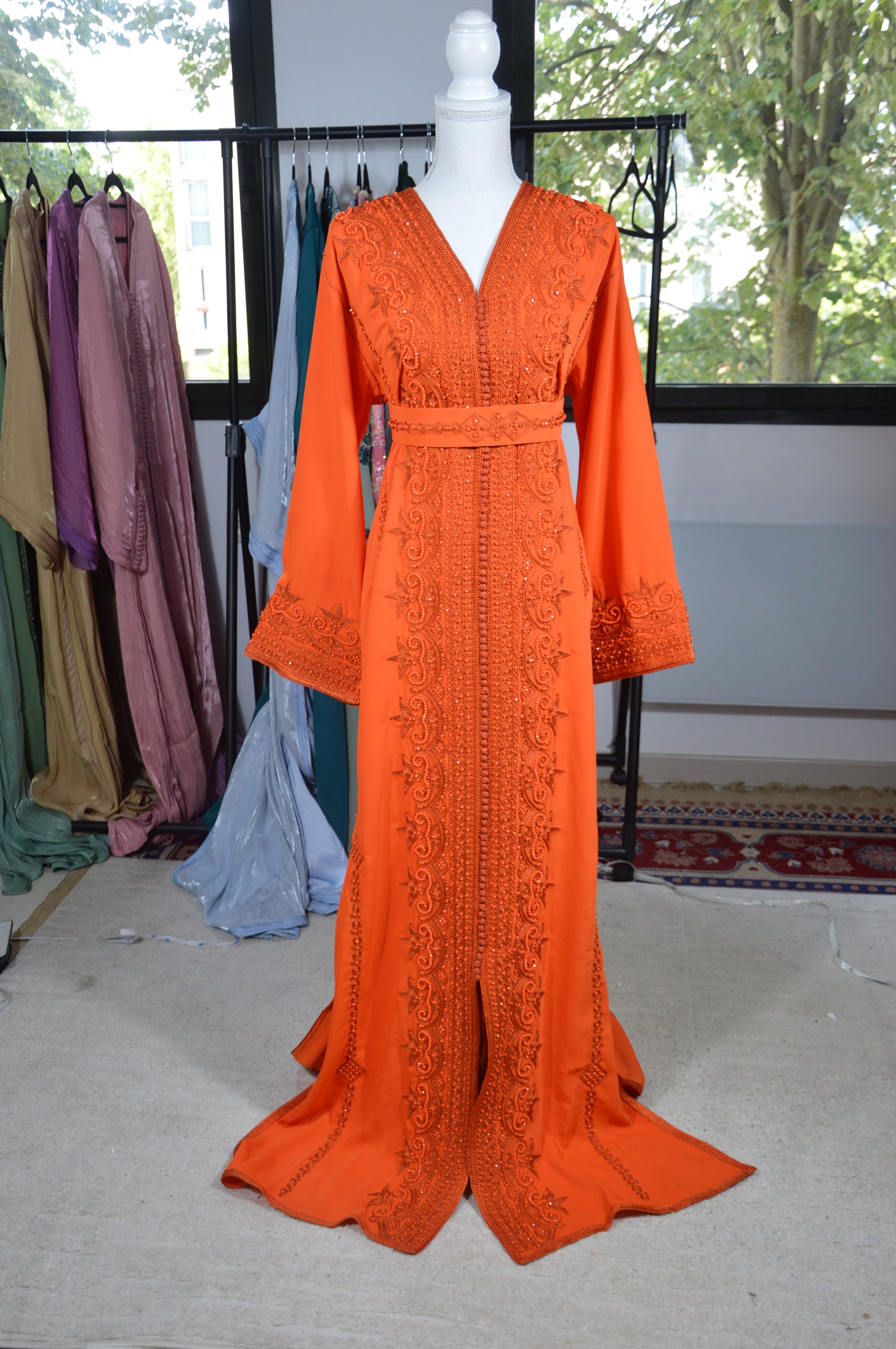 Caftan Orange Perlé – Broderie & Perles Artisanales
