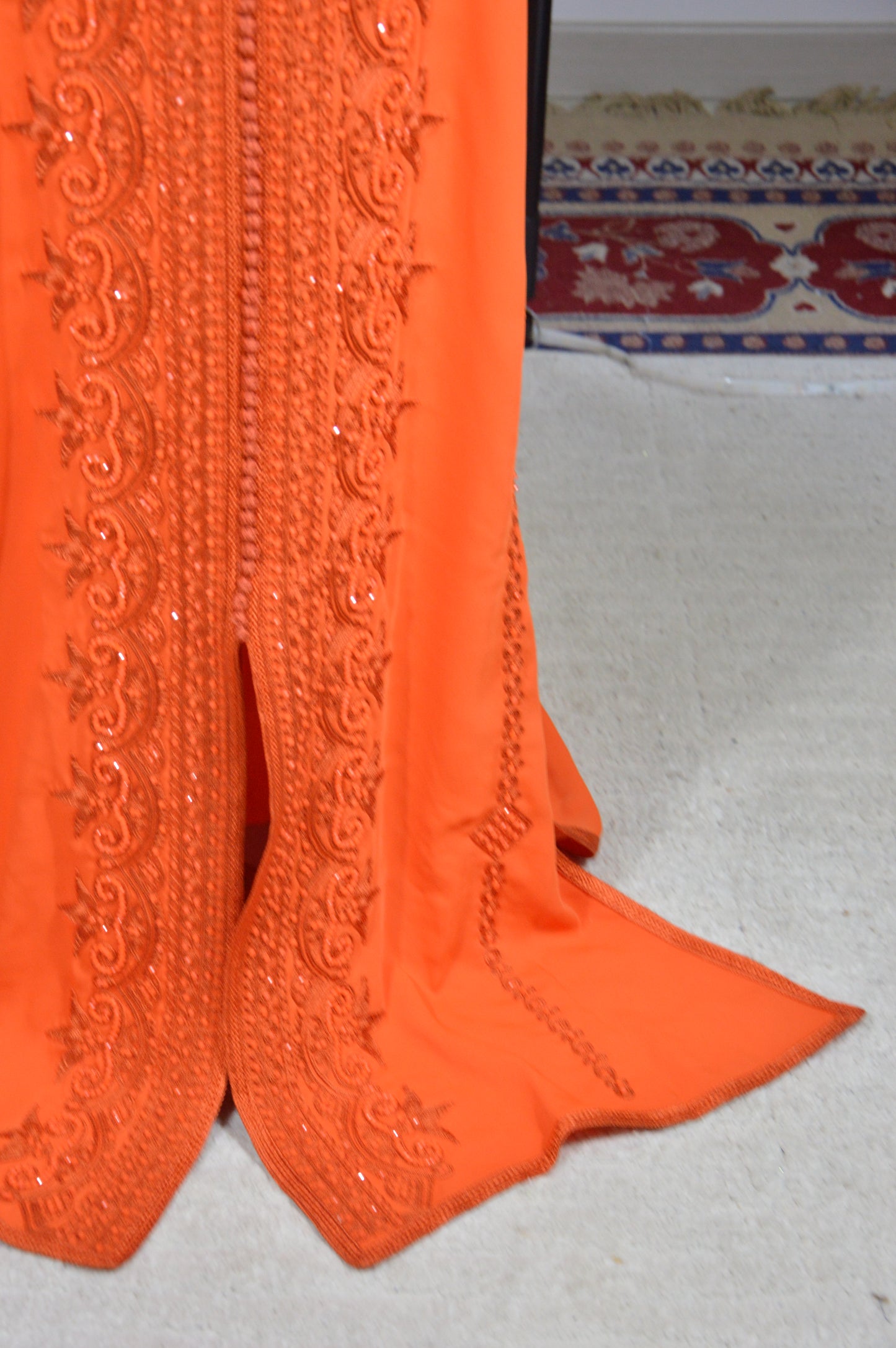 Caftan Orange Perlé – Broderie & Perles Artisanales