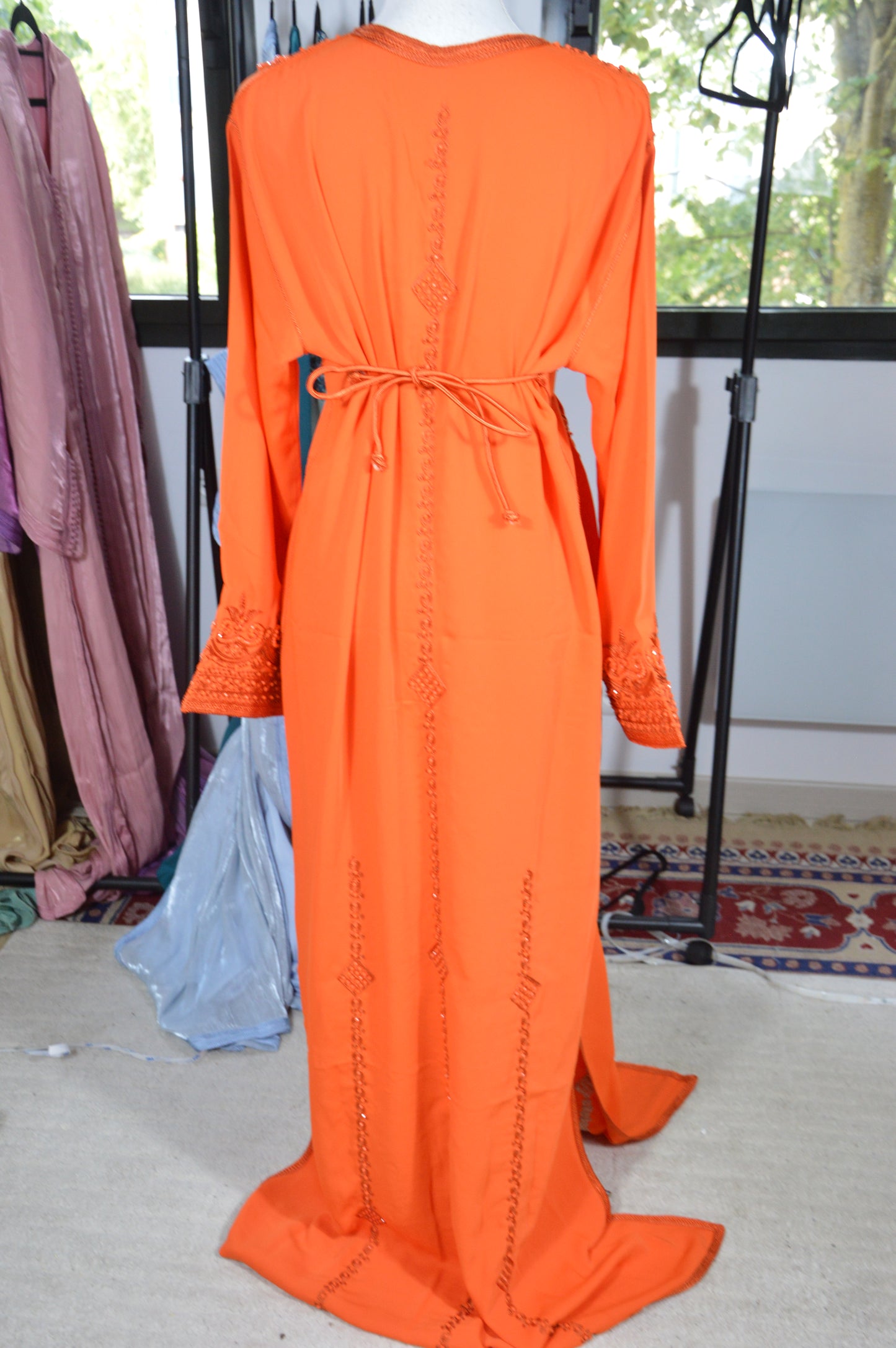 Caftan Orange Perlé – Broderie & Perles Artisanales