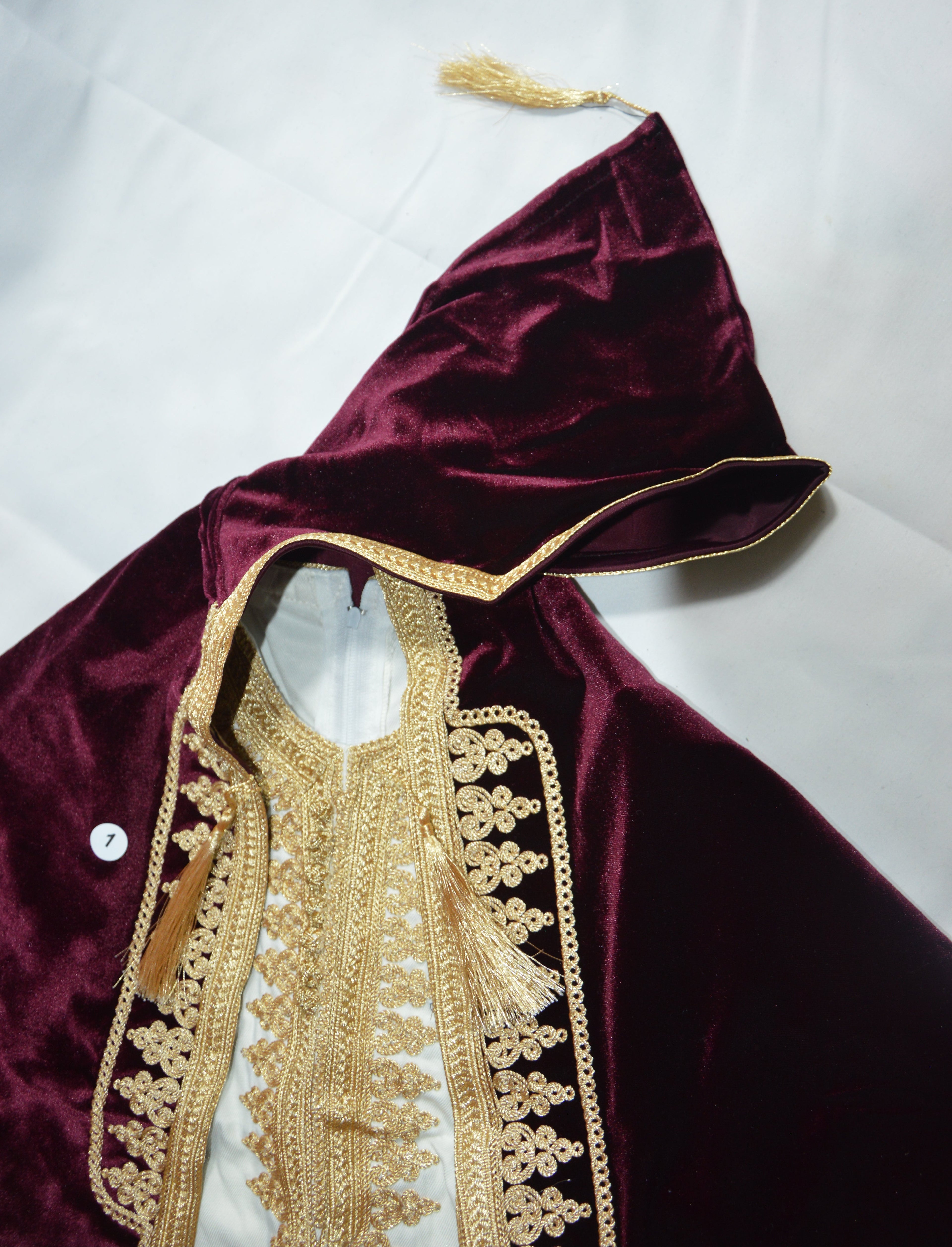 Grenouillère Bébé Luxe Satin Blanc & Cape Velours Bordeaux Brodé Or