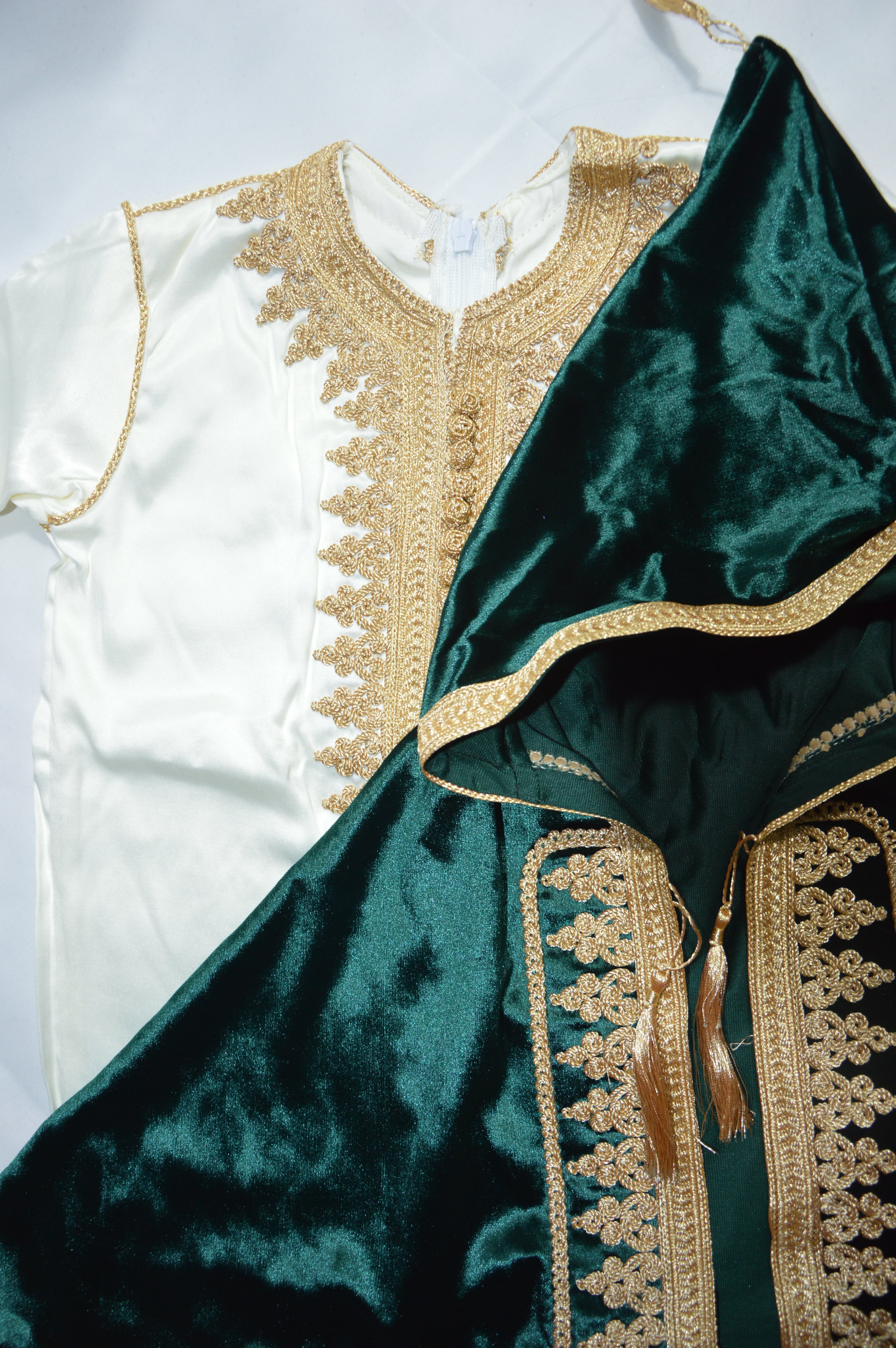 Grenouillère Bébé Luxe Satin Blanc & Cape Velours Vert Royal Brodé Or