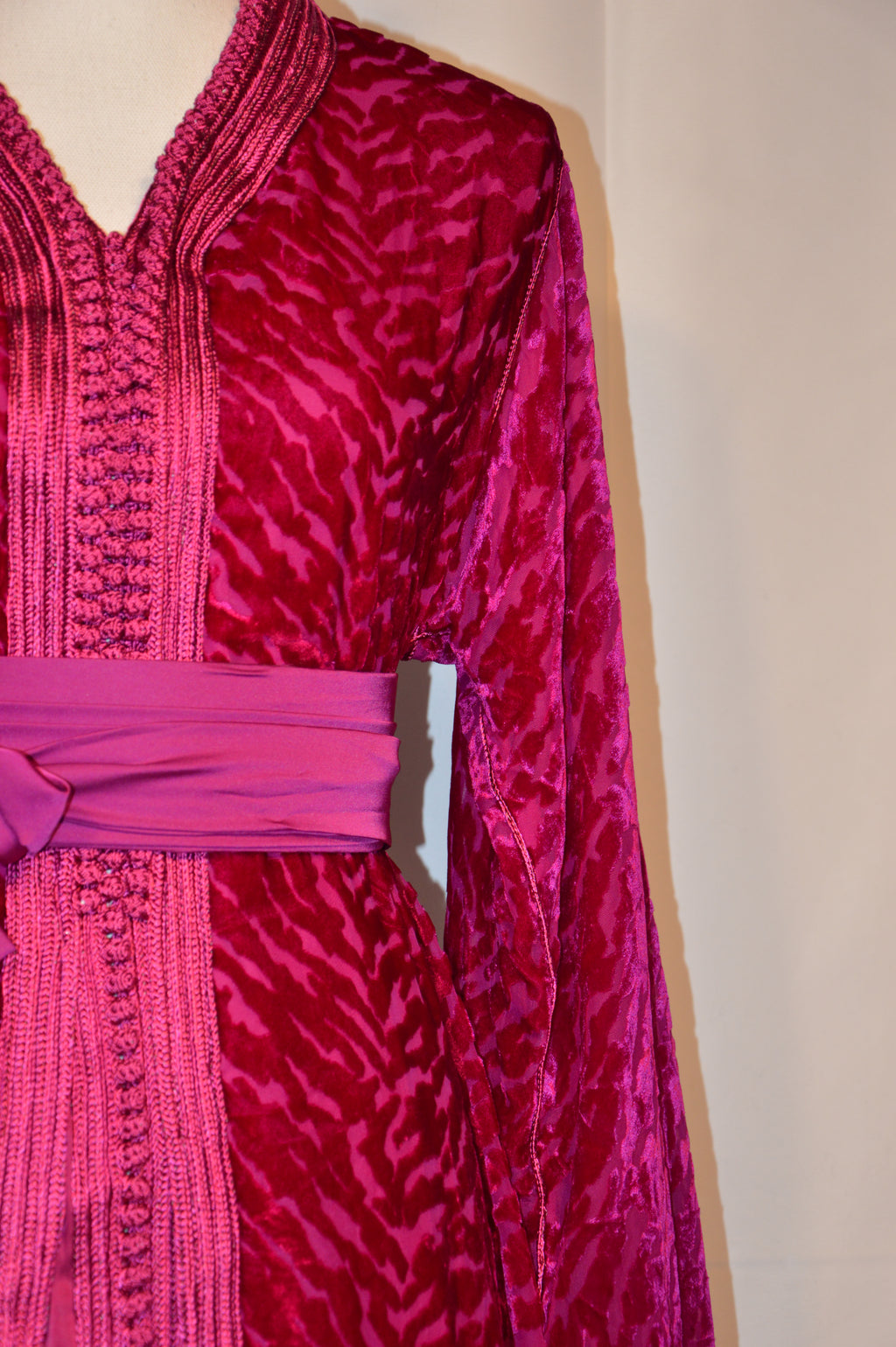 Takchita en Velours Framboise – Élégance Royale