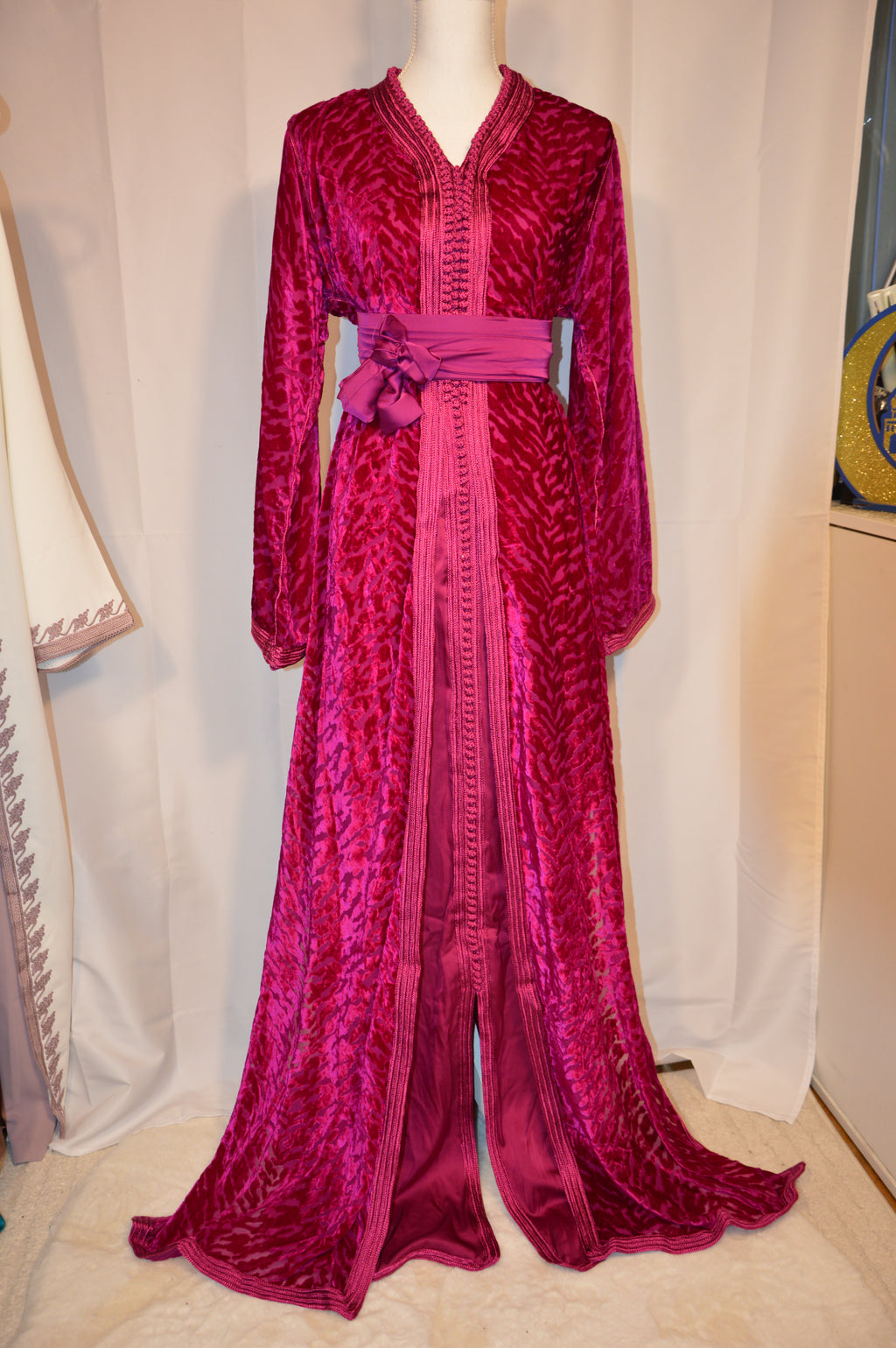 Takchita en Velours Framboise – Élégance Royale