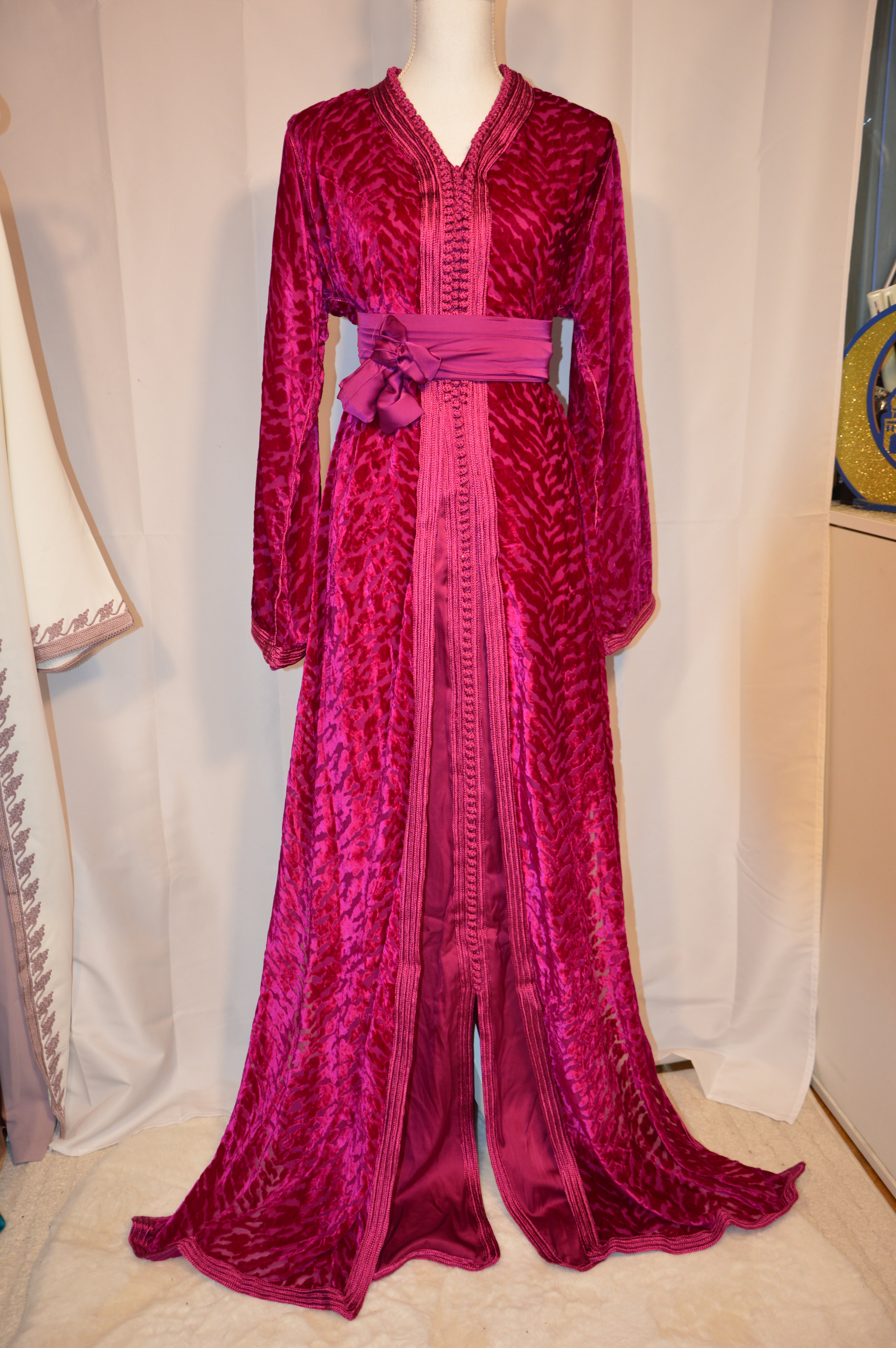 Takchita en Velours Framboise – Élégance Royale