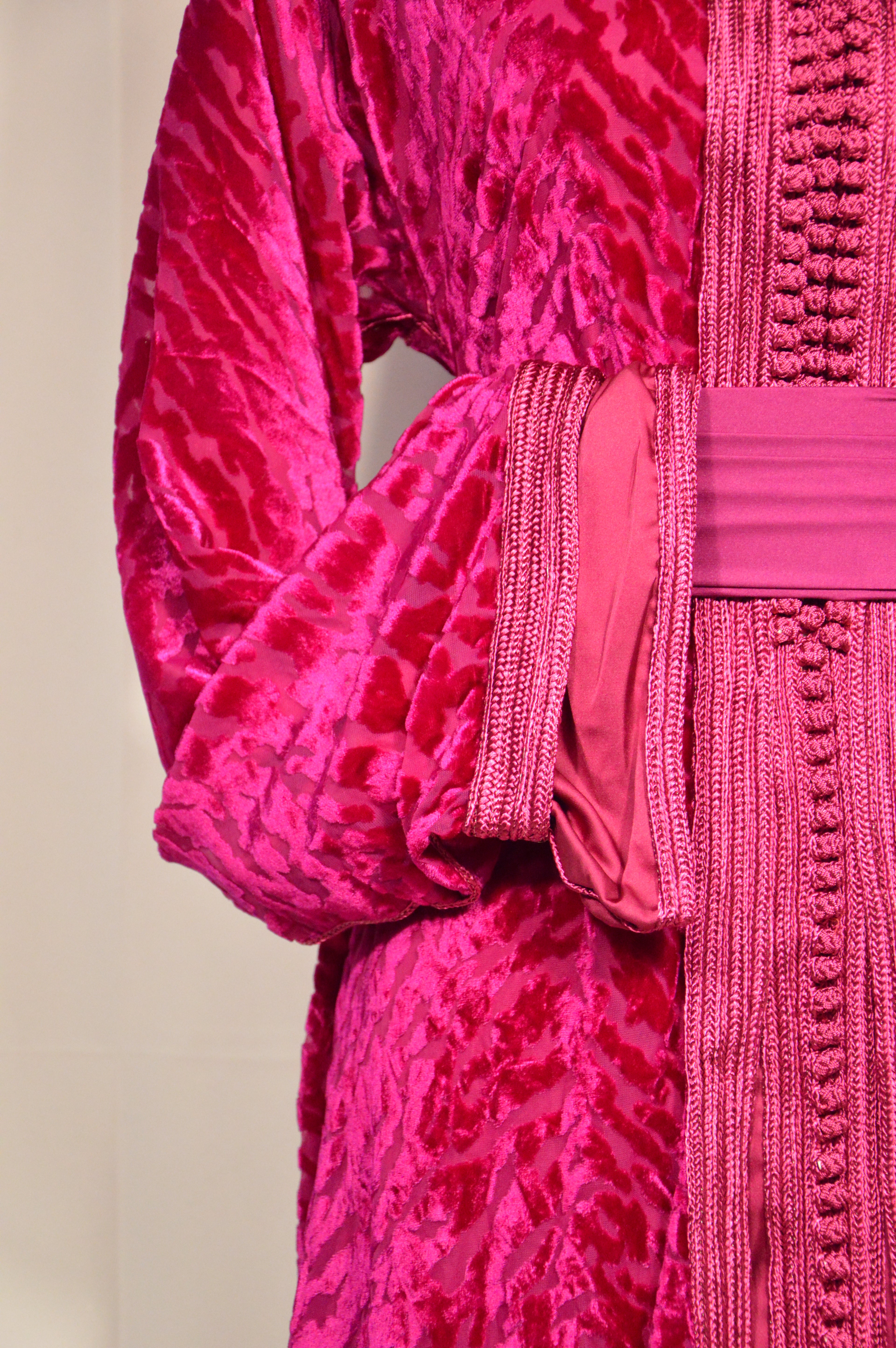 Takchita en Velours Framboise – Élégance Royale