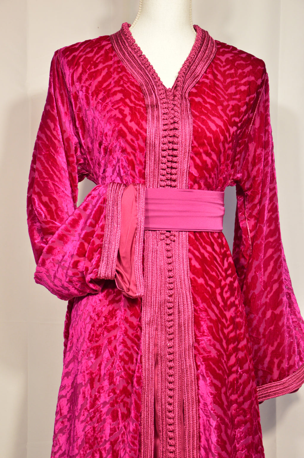 Takchita en Velours Framboise – Élégance Royale