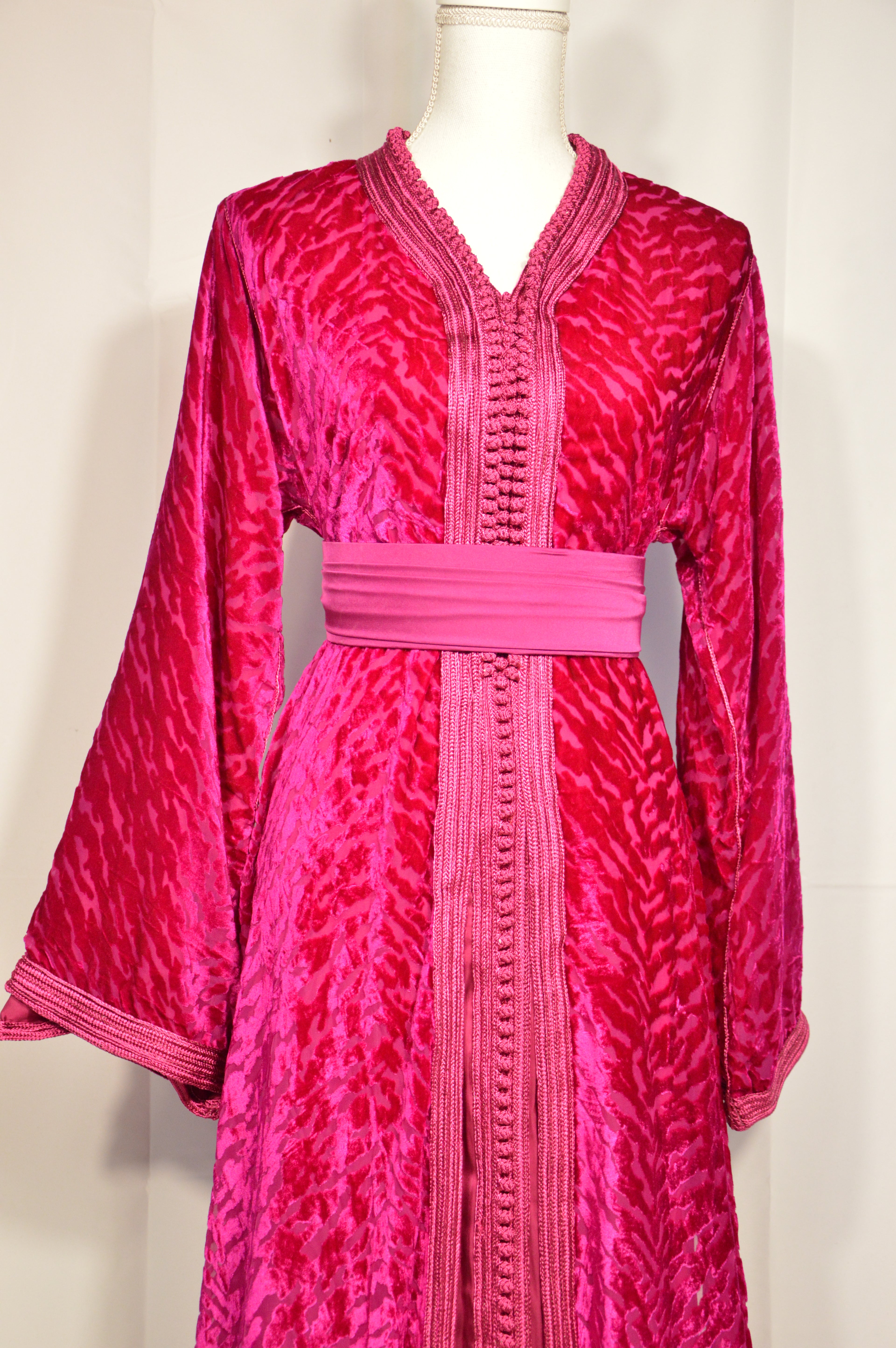 Takchita en Velours Framboise – Élégance Royale