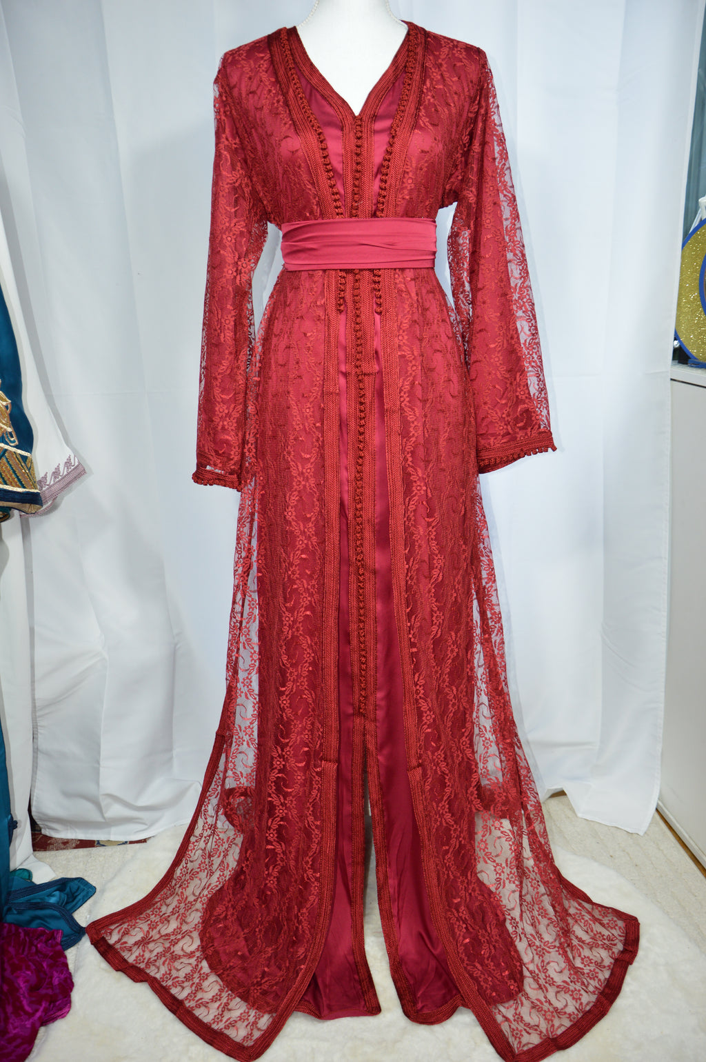 Takchita Bordeaux Prestige en Dentelle – Élégance Royale