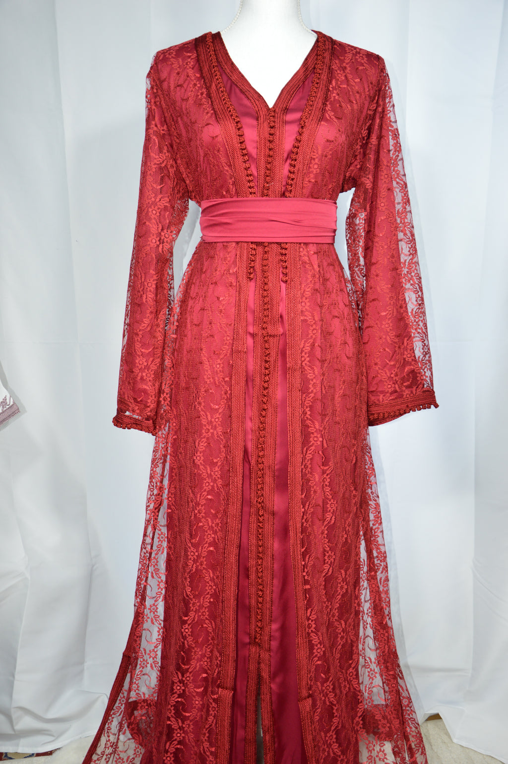 Takchita Bordeaux Prestige en Dentelle – Élégance Royale