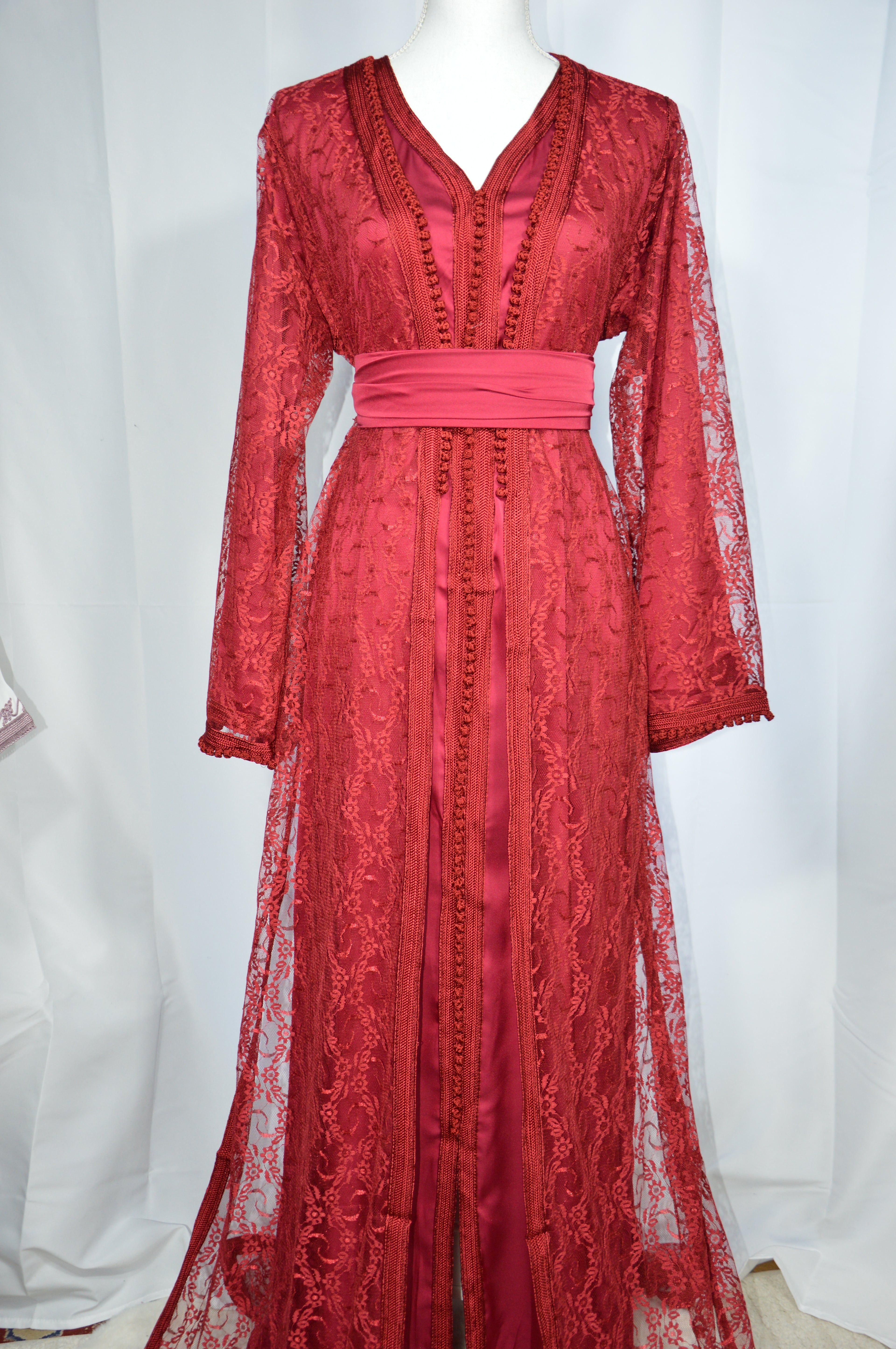 Takchita Bordeaux Prestige en Dentelle – Élégance Royale