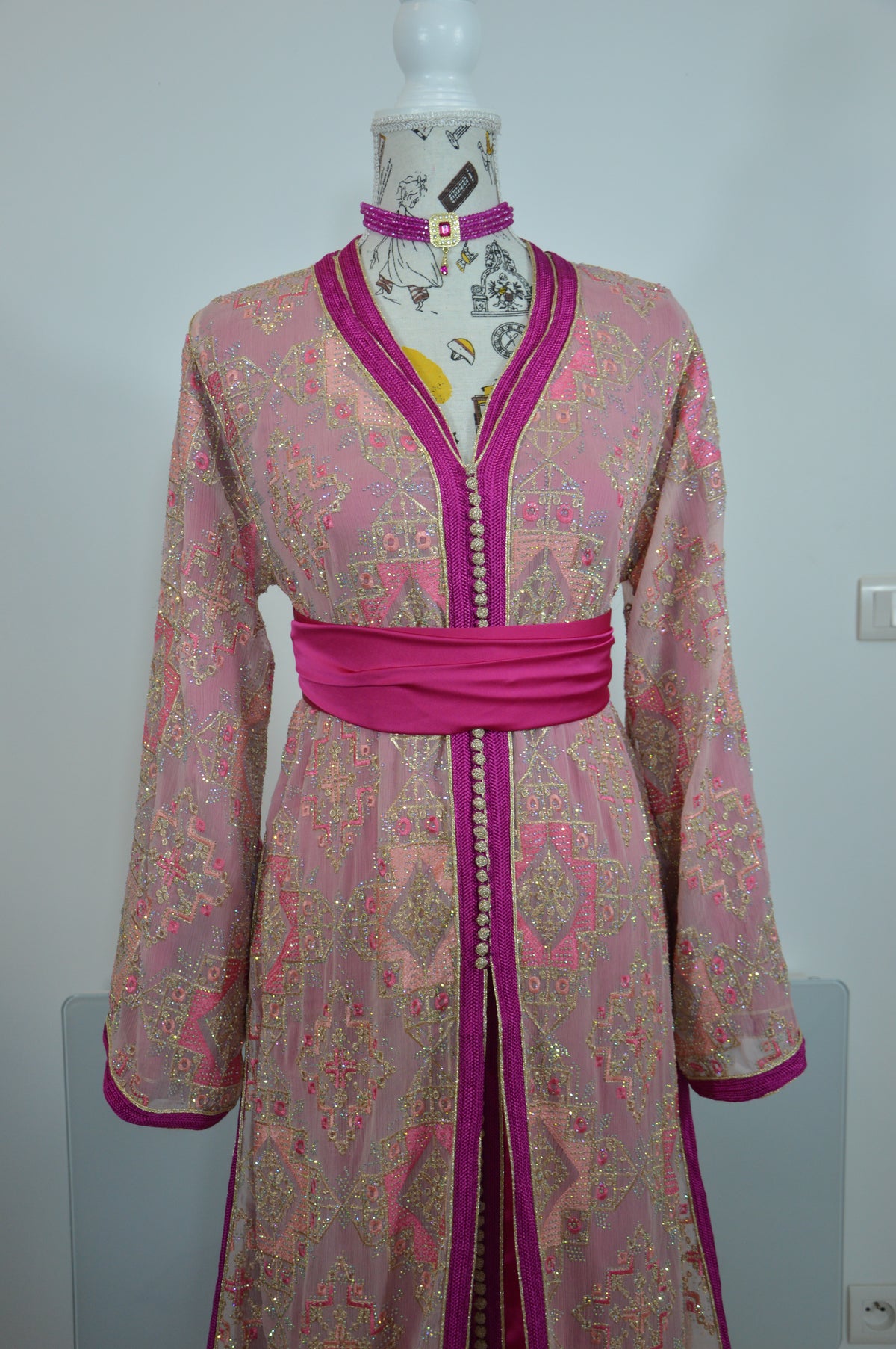 Takchita Sari Rose Framboise – Fusion Orient & Maghreb