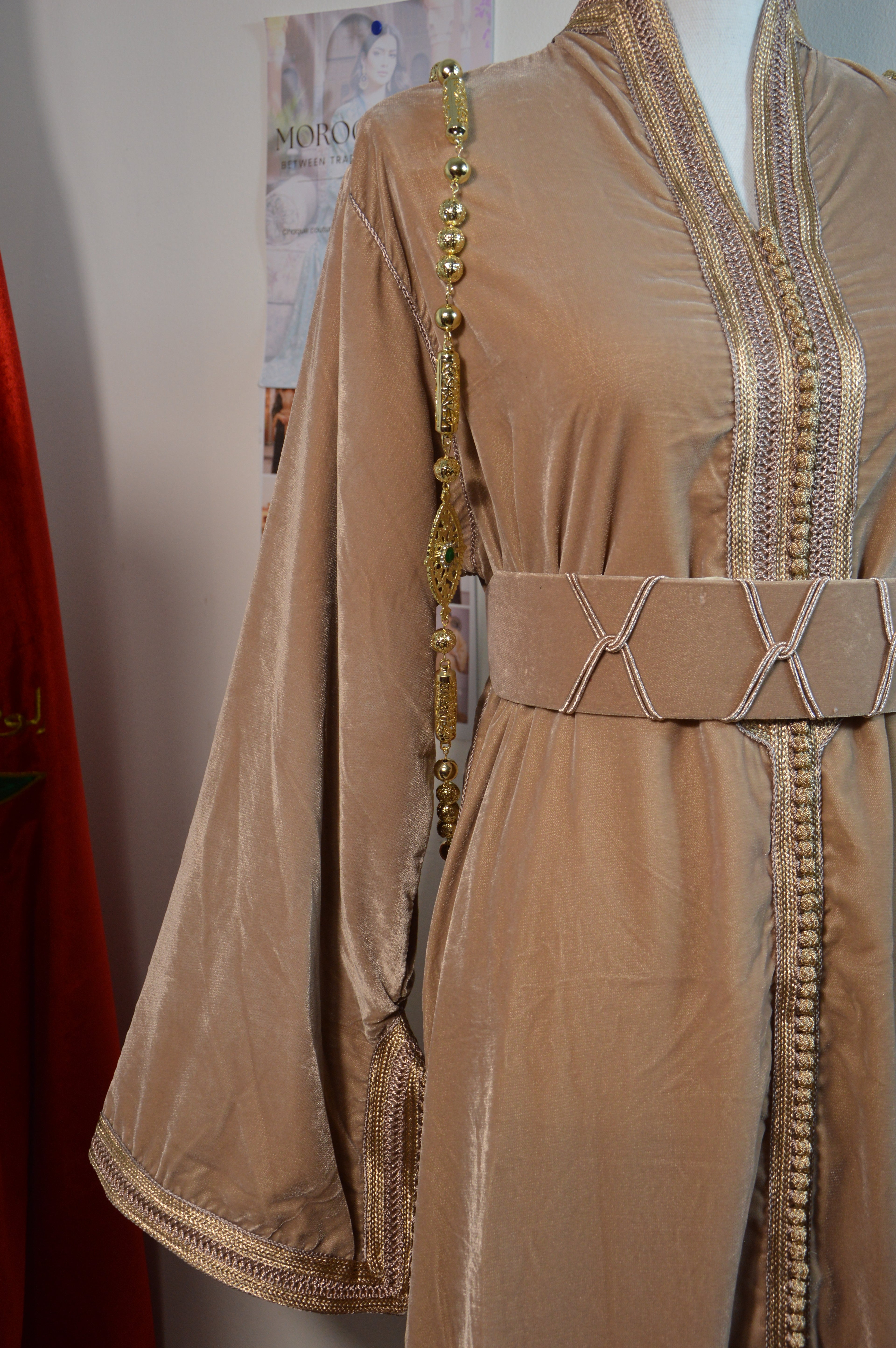 Caftan Col Montant Beige - Velours Prestige