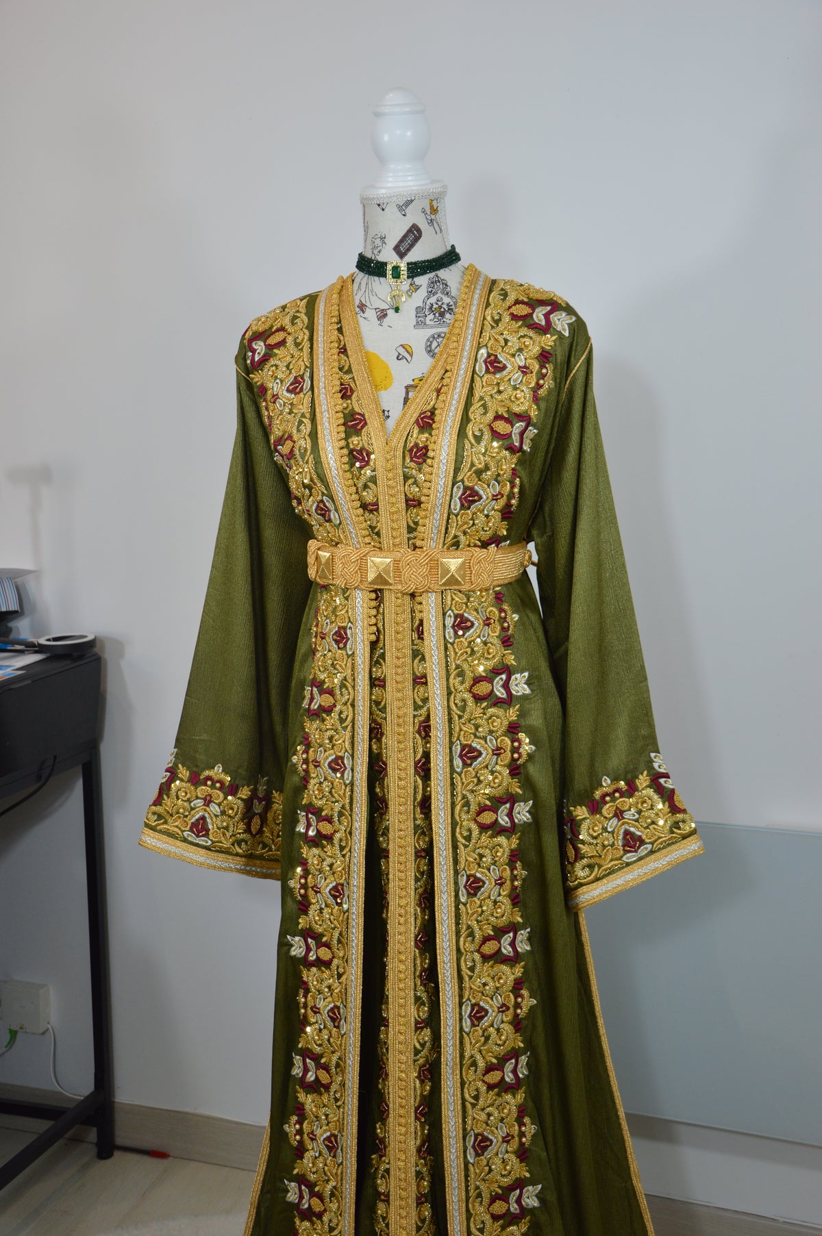 Takchita Anissa – Vert Olive Brodée & Perlée