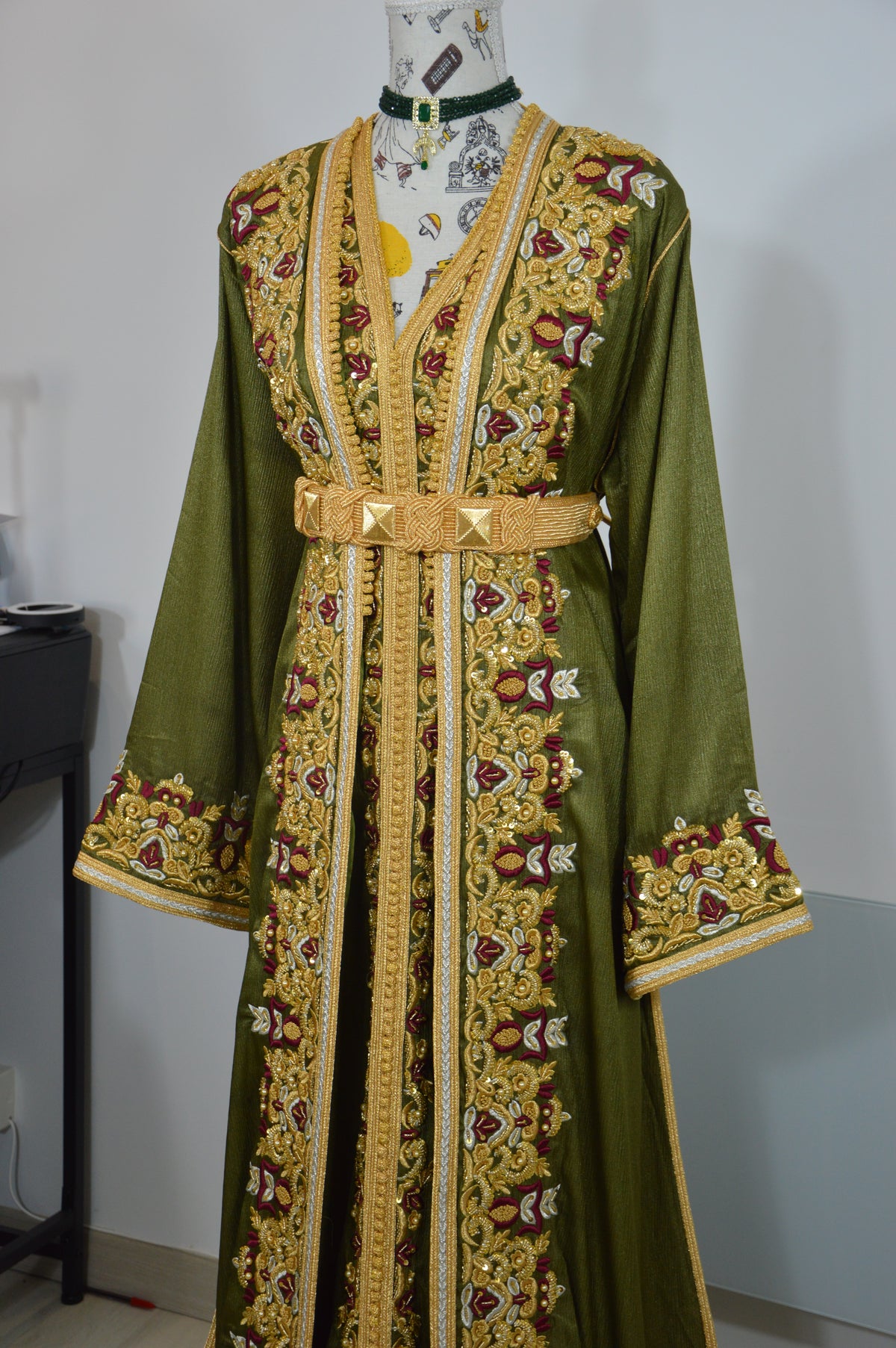 Takchita Anissa – Vert Olive Brodée & Perlée