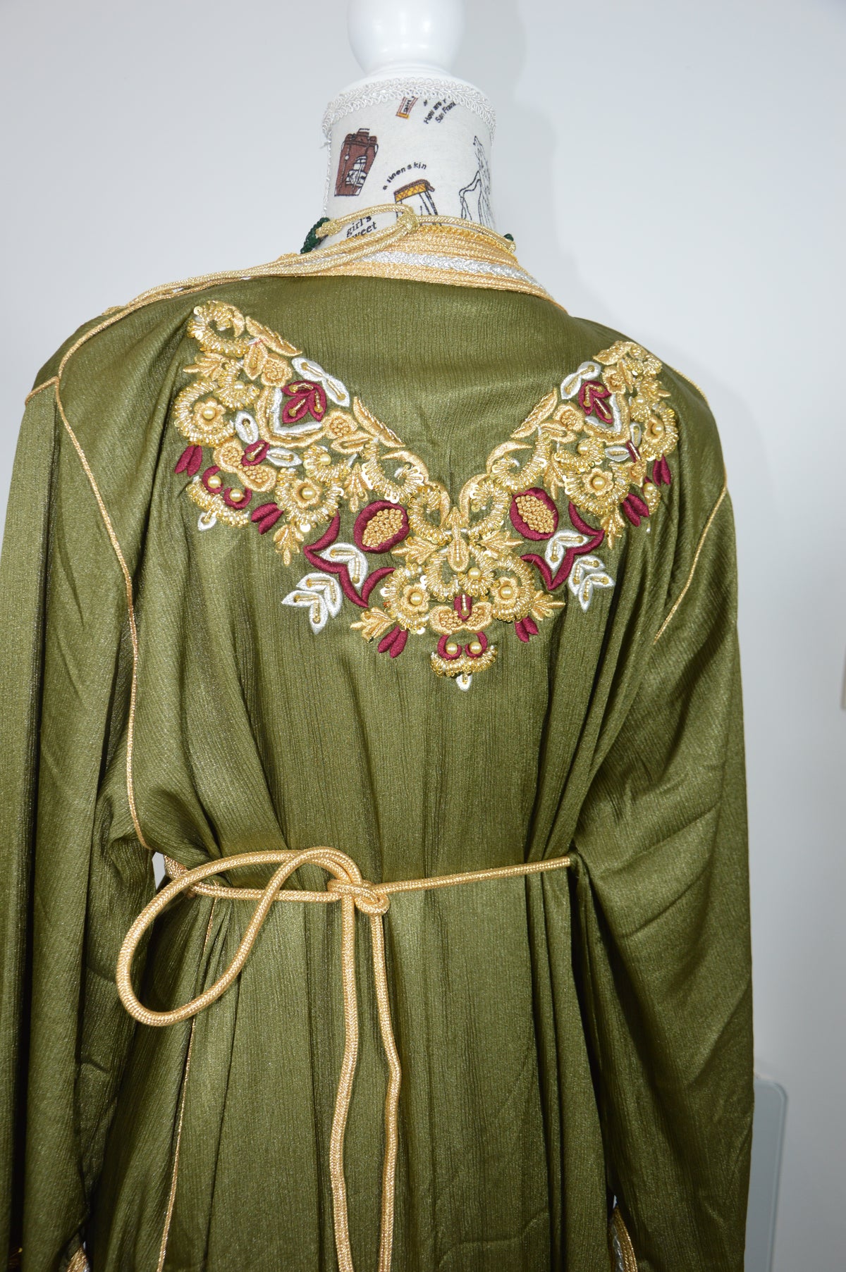 Takchita Anissa – Vert Olive Brodée & Perlée