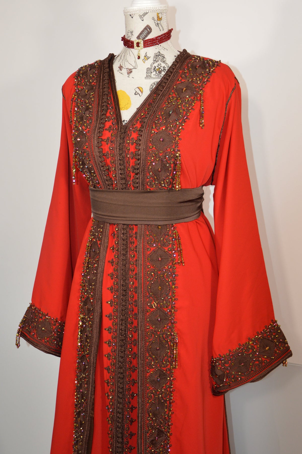 Takchita Fassi rouge aux ornements bruns et dorés