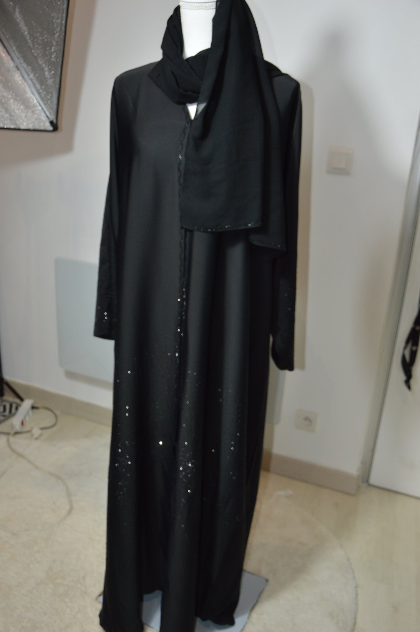 Abaya Noir Brillant - Élégance Intemporelle