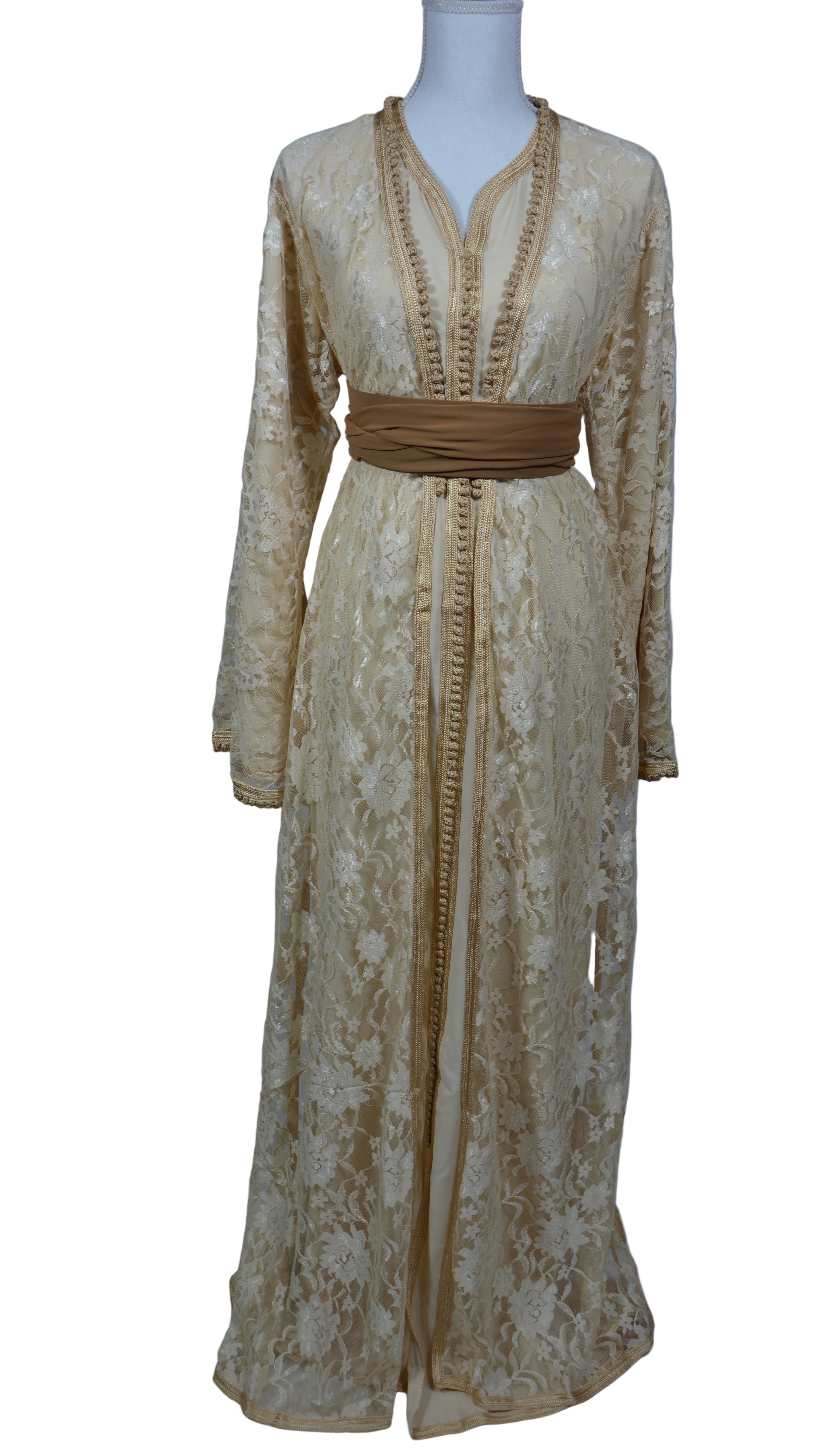 Takchita Doré Élégance Orientale – Dentelle et Ceinture Satinée