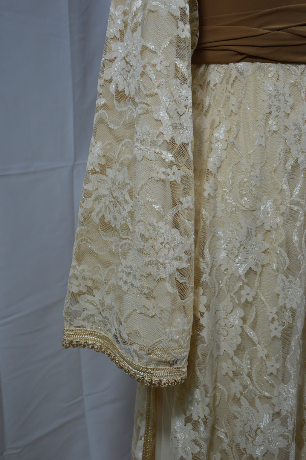 Takchita Doré Élégance Orientale – Dentelle et Ceinture Satinée