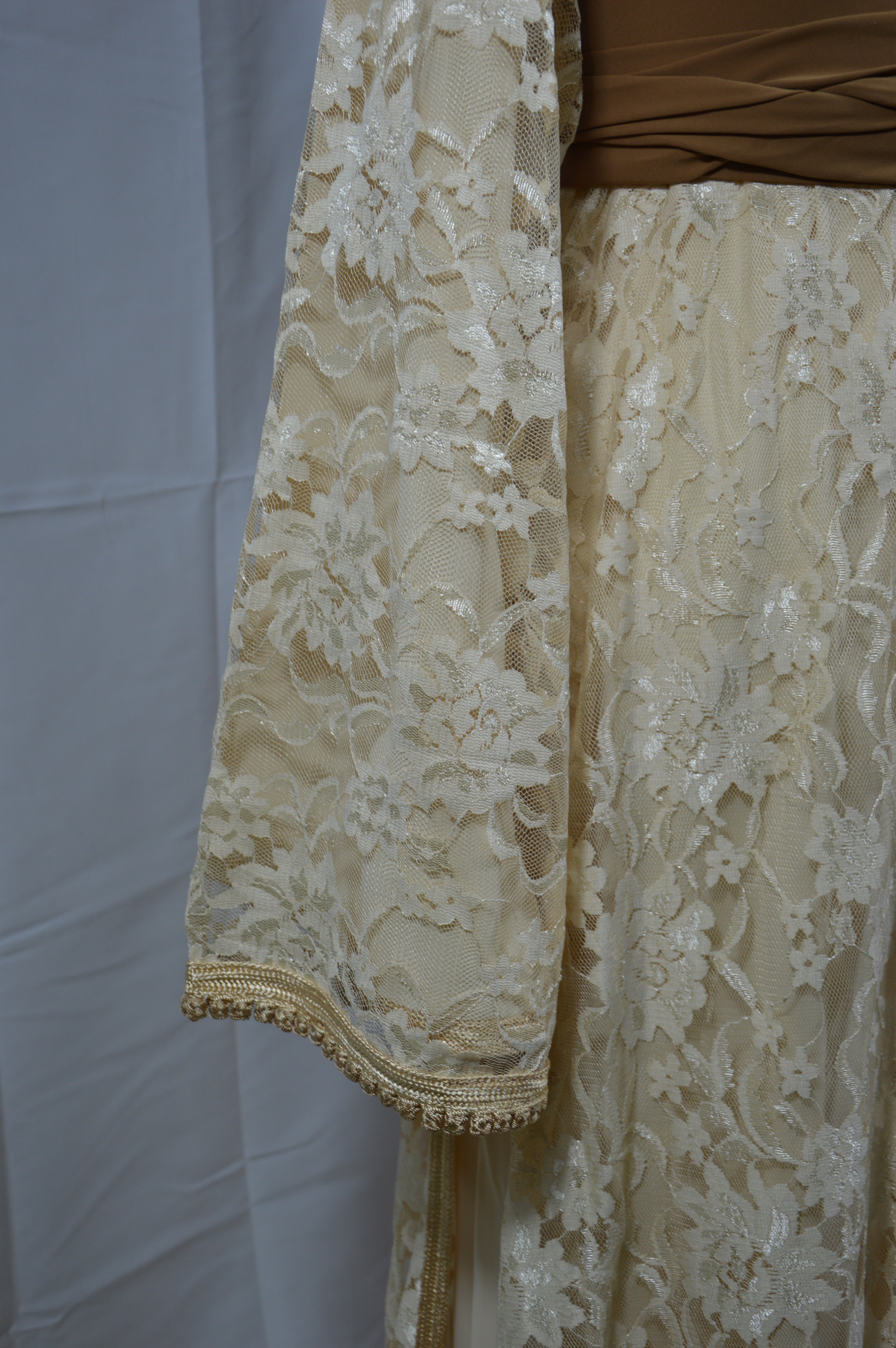 Takchita Doré Élégance Orientale – Dentelle et Ceinture Satinée