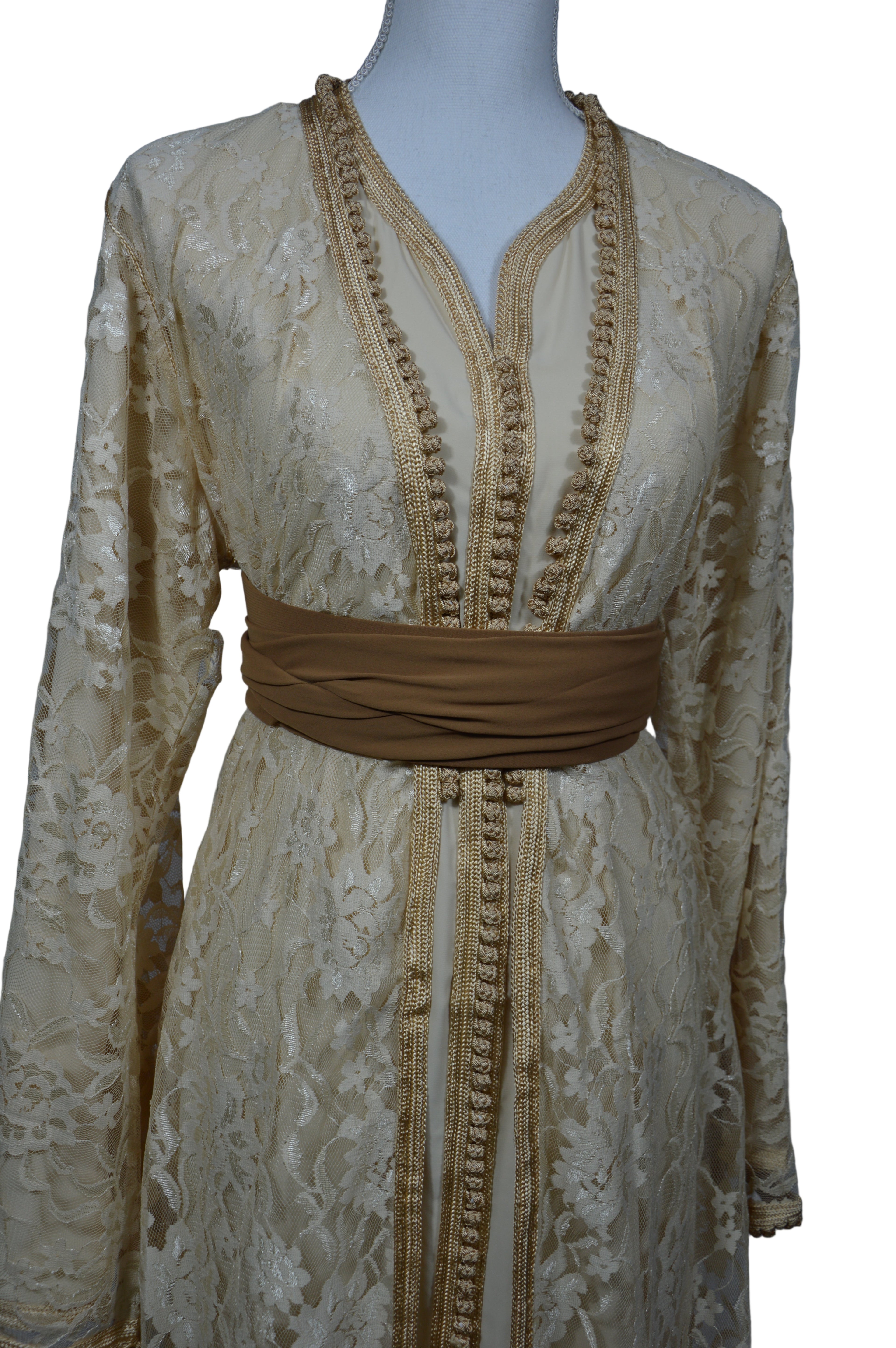 Takchita Doré Élégance Orientale – Dentelle et Ceinture Satinée