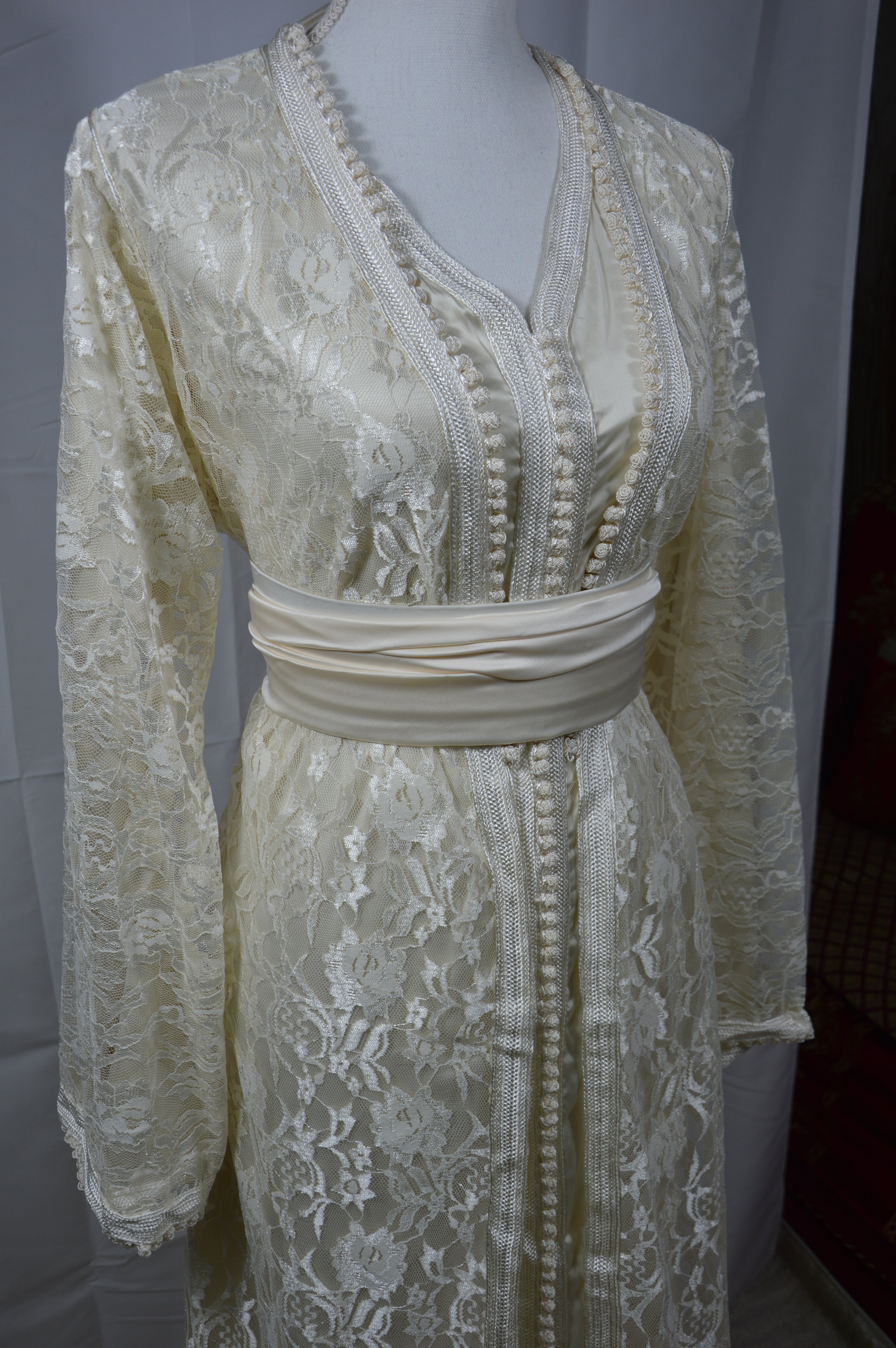 Takchita Dentelle Ivoire Élégance — Dentelle & Ceinture Satin