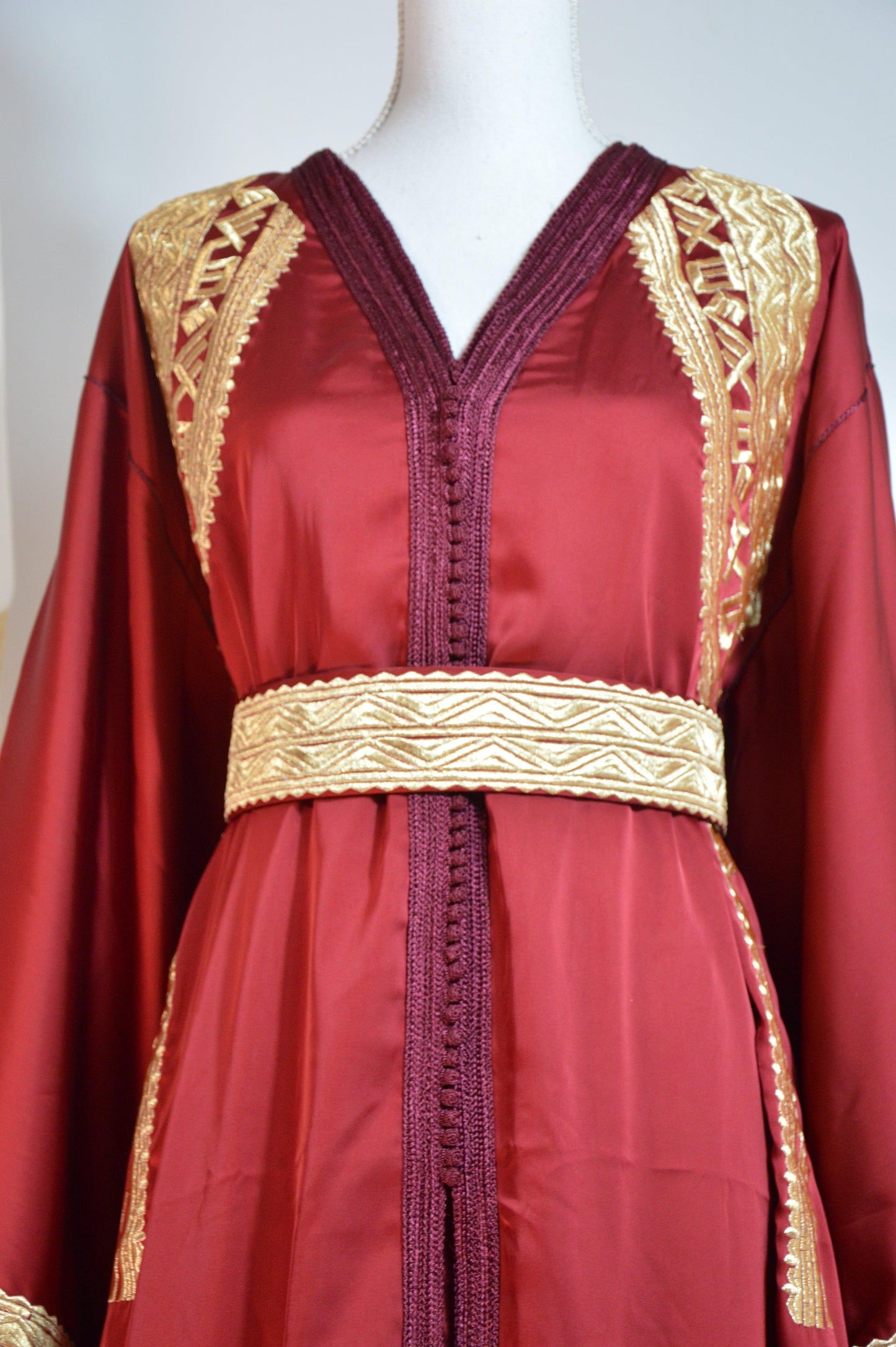 Takchita marocaine rouge bordeaux brodée luxe - vue du haut