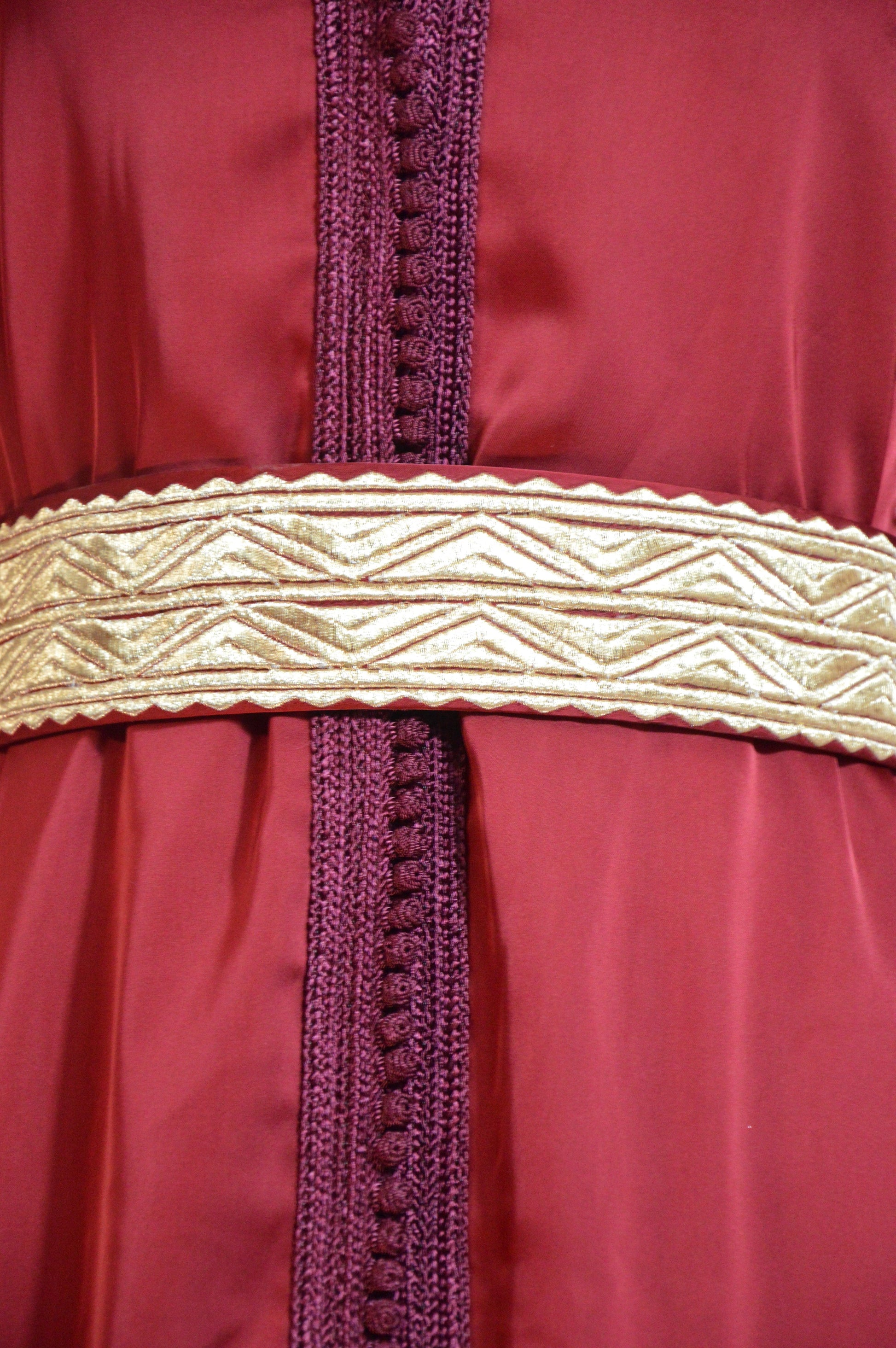 Takchita marocaine rouge bordeaux brodée luxe - détail ceinture