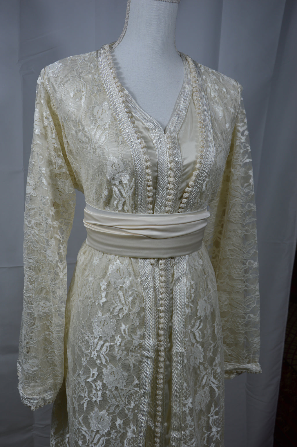 Takchita Dentelle Ivoire Élégance — Dentelle & Ceinture Satin