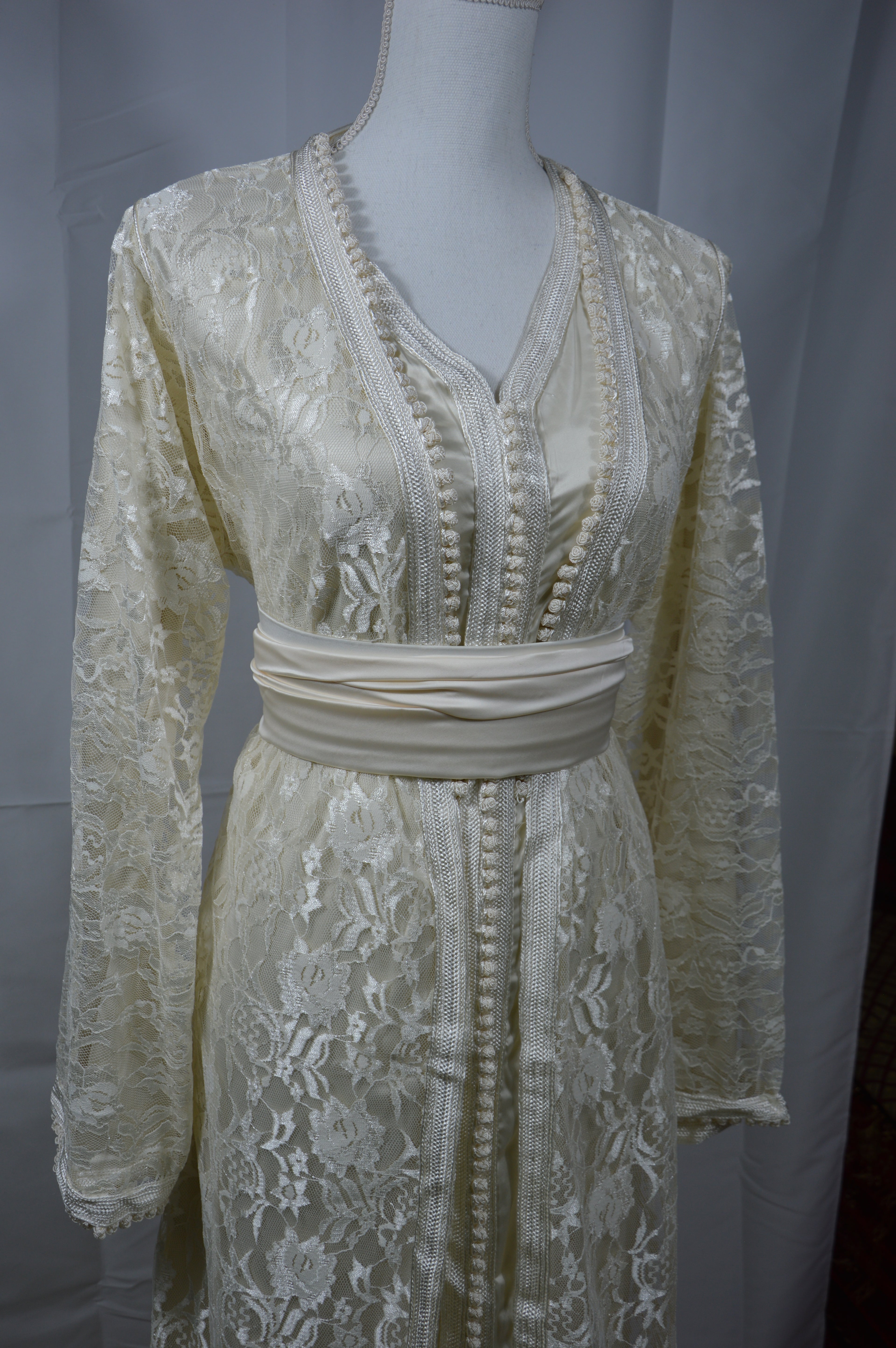 Takchita Dentelle Ivoire Élégance — Dentelle & Ceinture Satin