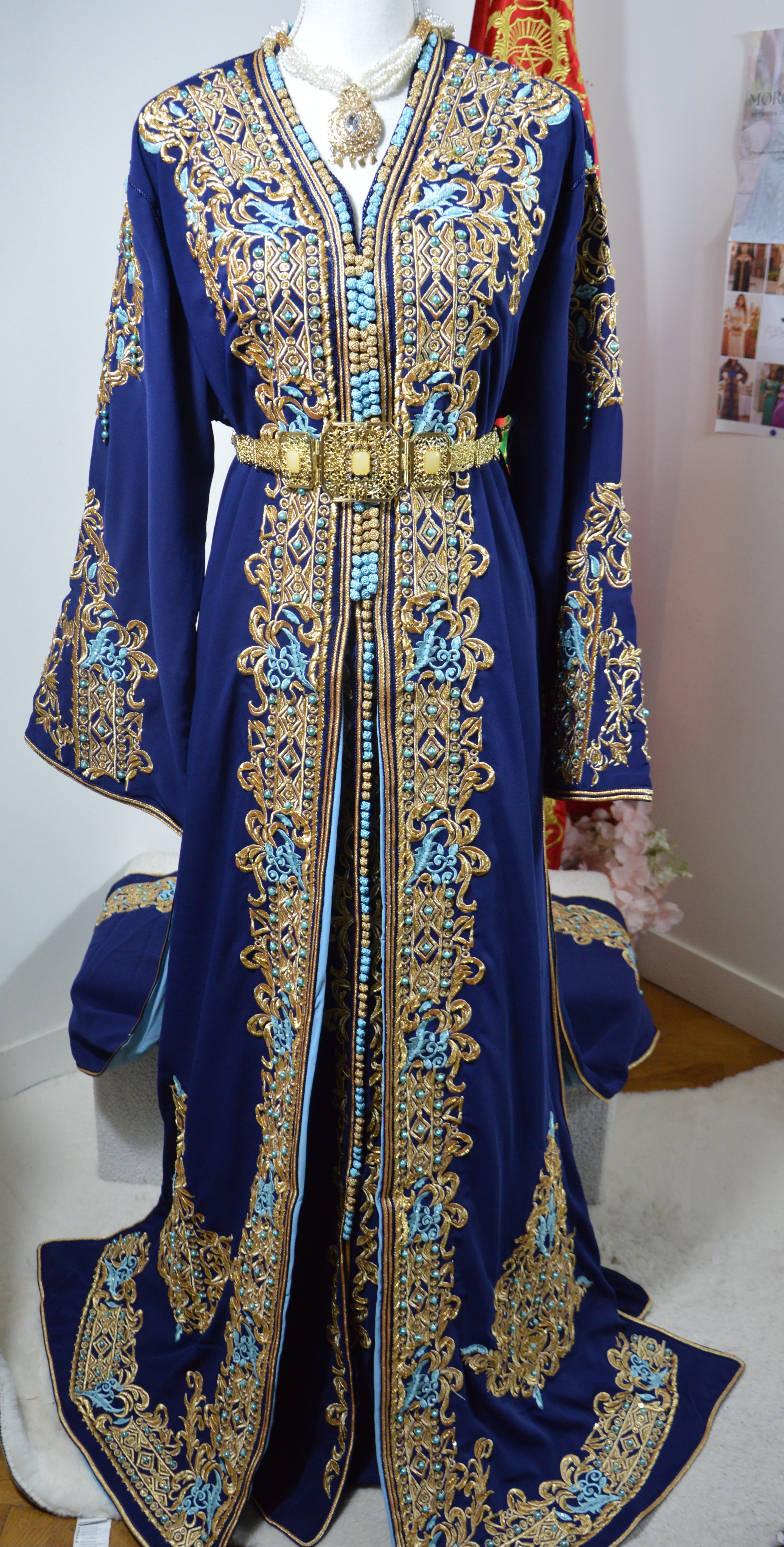 Takchita Bleu Brodée Perlée - Luxe Artisanal Zeynaya