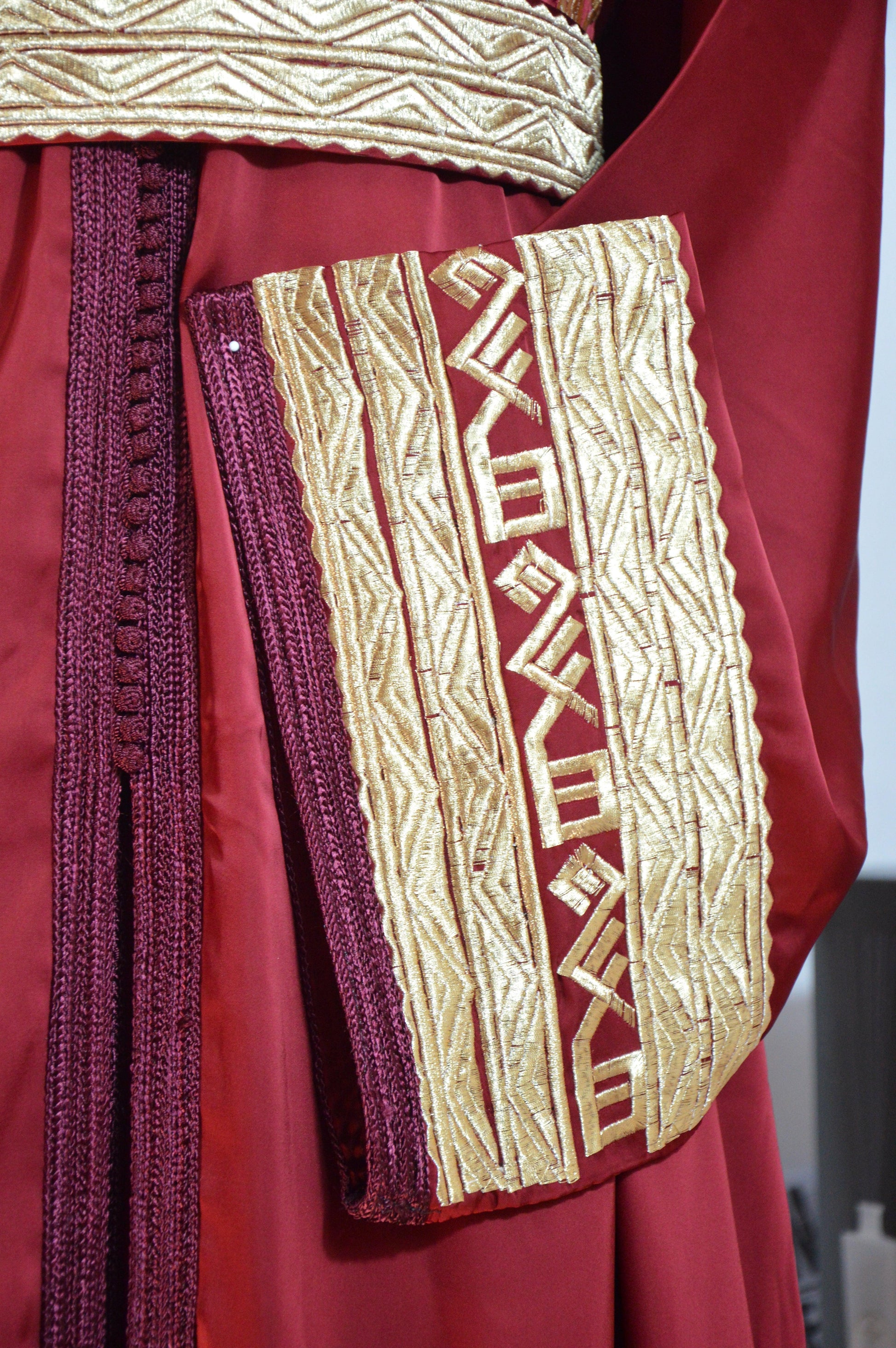Takchita marocaine rouge bordeaux brodée luxe - détail manches