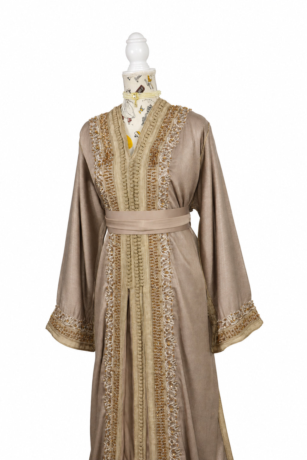 Takchita taupe aux ornements ton sur ton