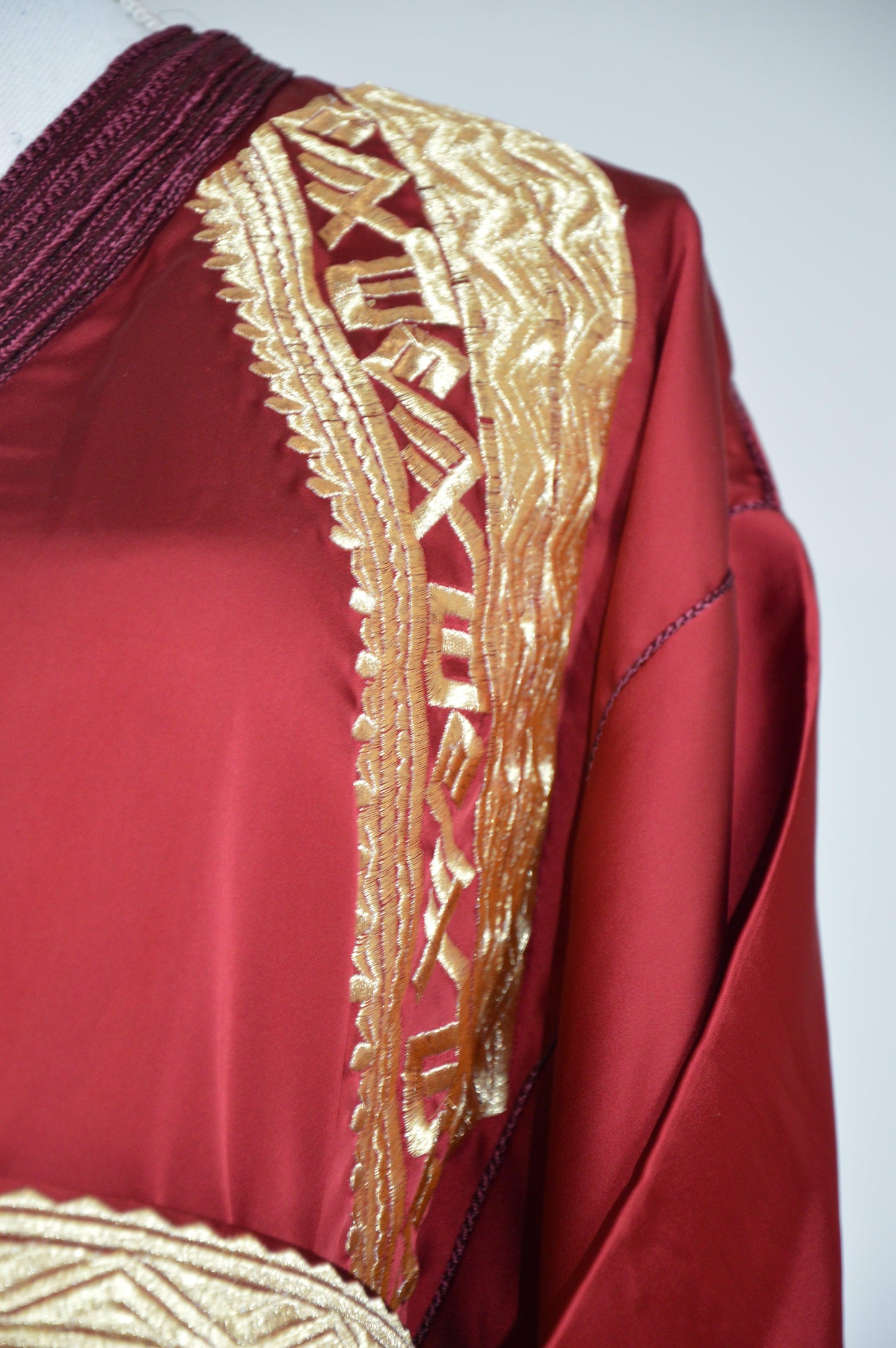 Takchita marocaine rouge bordeaux brodée luxe - détails broderies