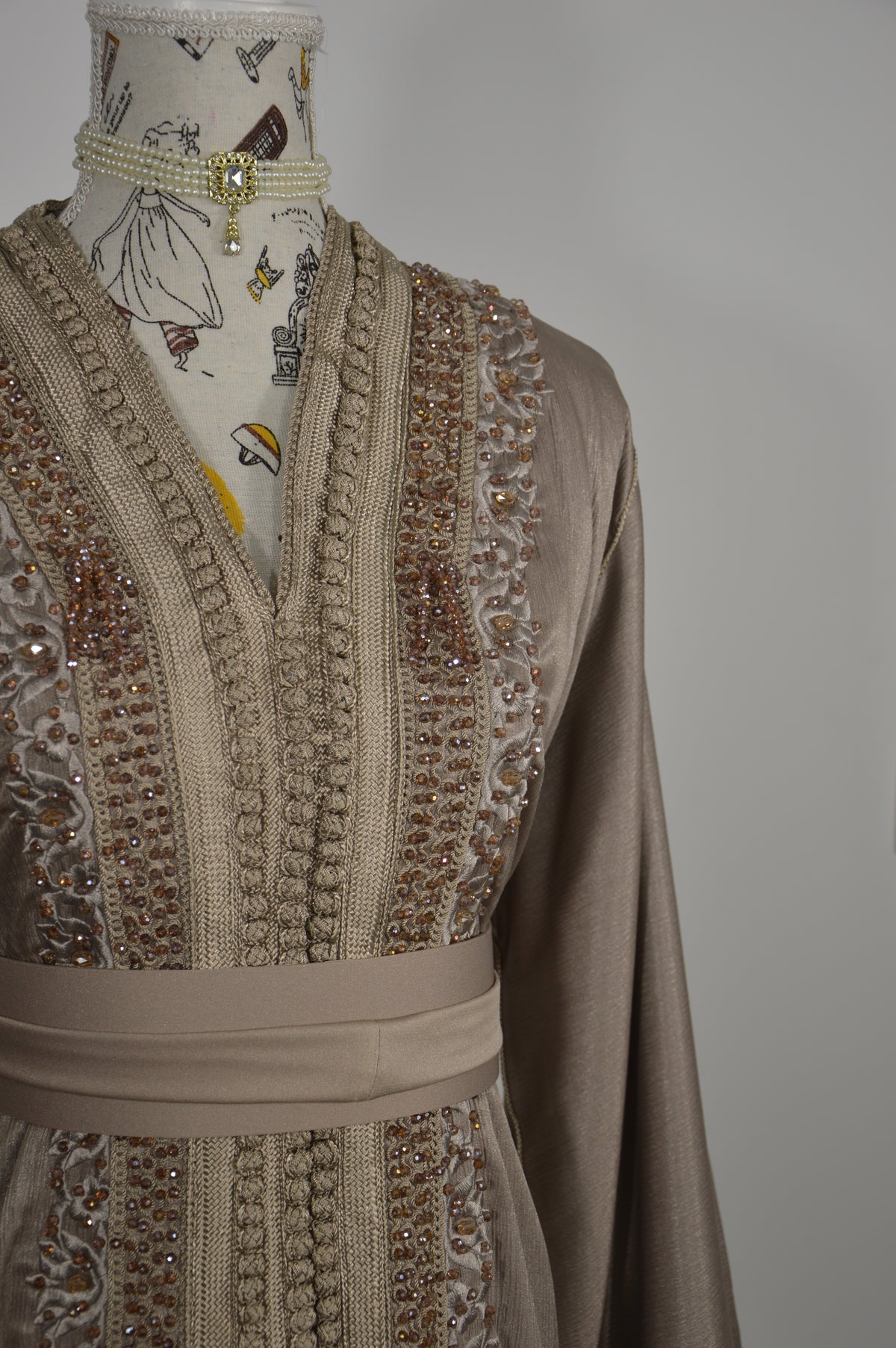 Takchita taupe aux ornements ton sur ton