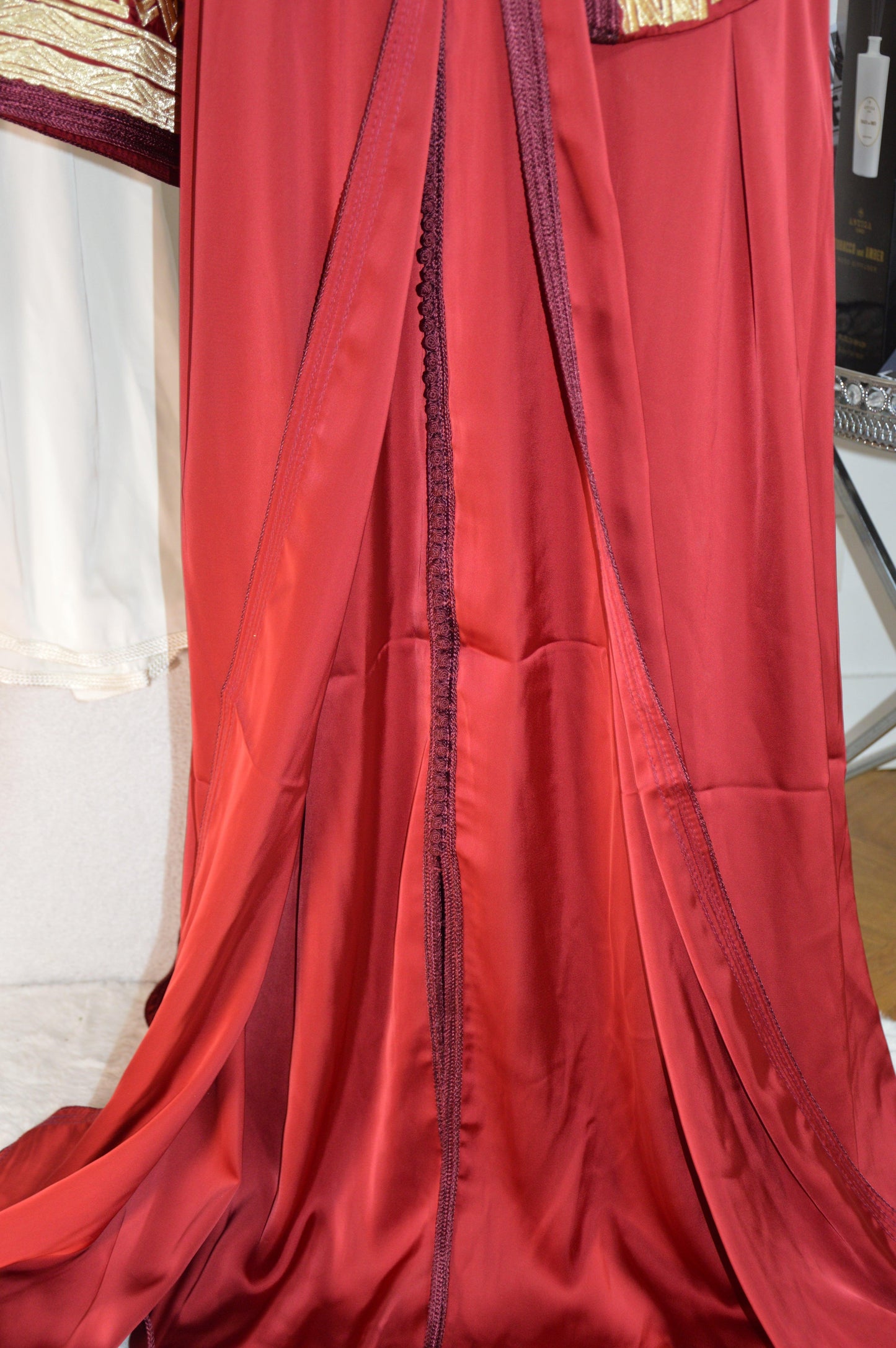 Takchita marocaine rouge bordeaux brodée luxe - détail doublure