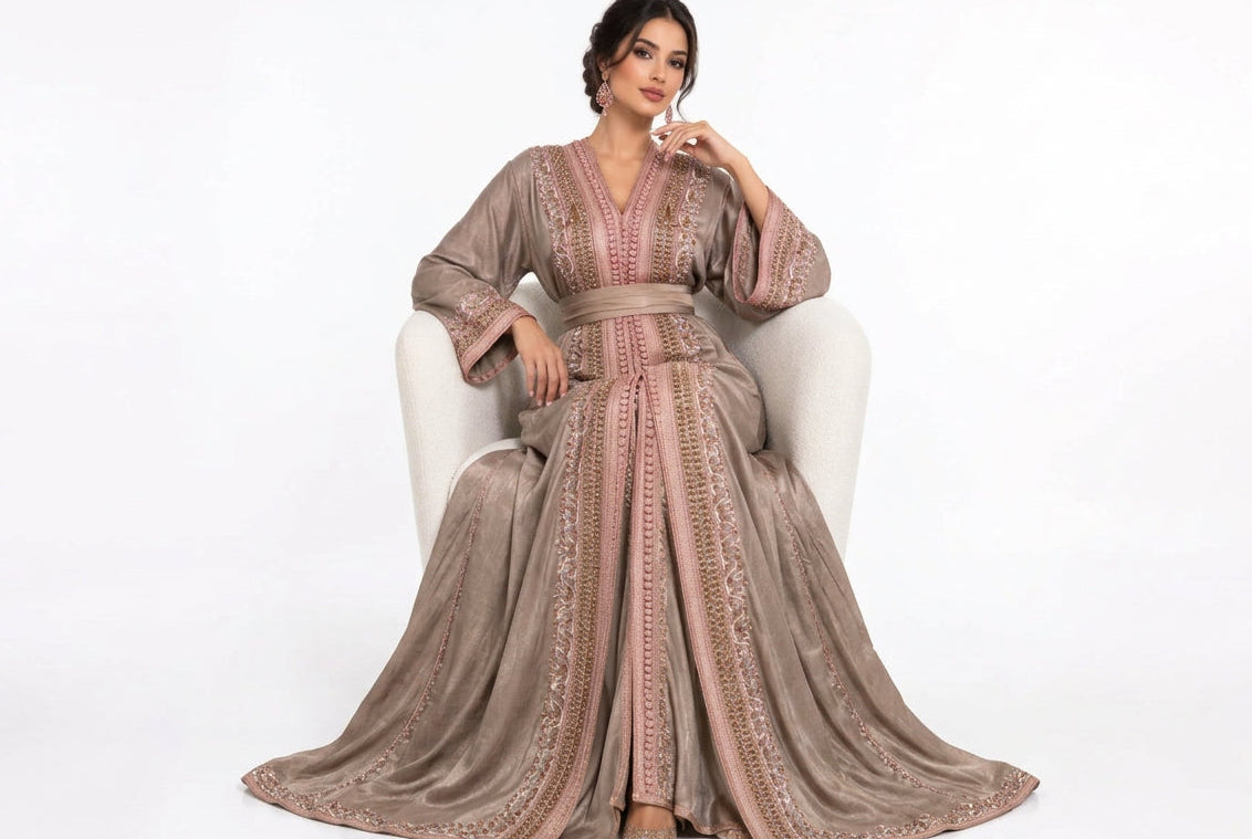Takchita taupe aux ornements ton sur ton