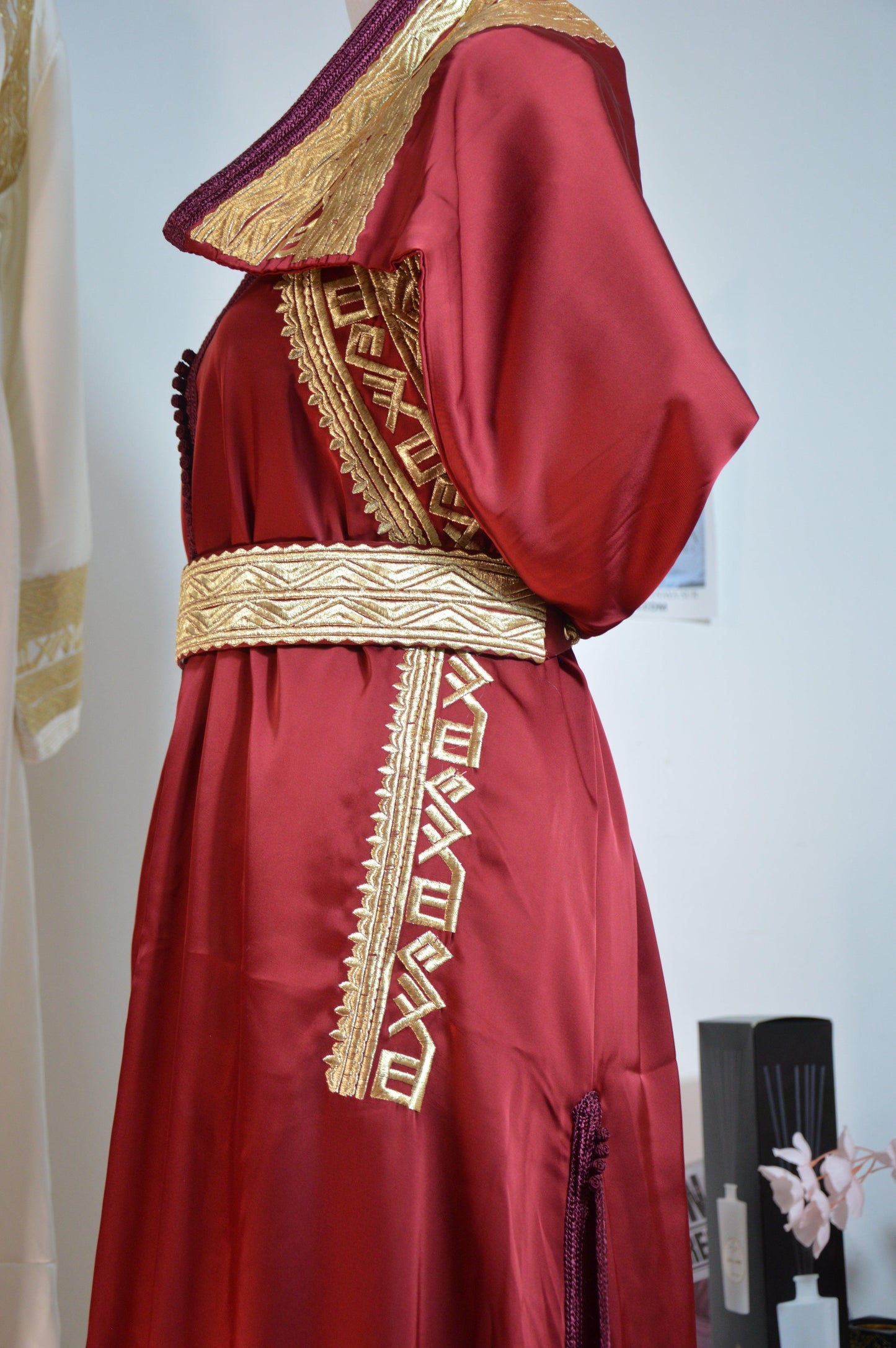 Takchita marocaine rouge bordeaux brodée luxe - vue de côté